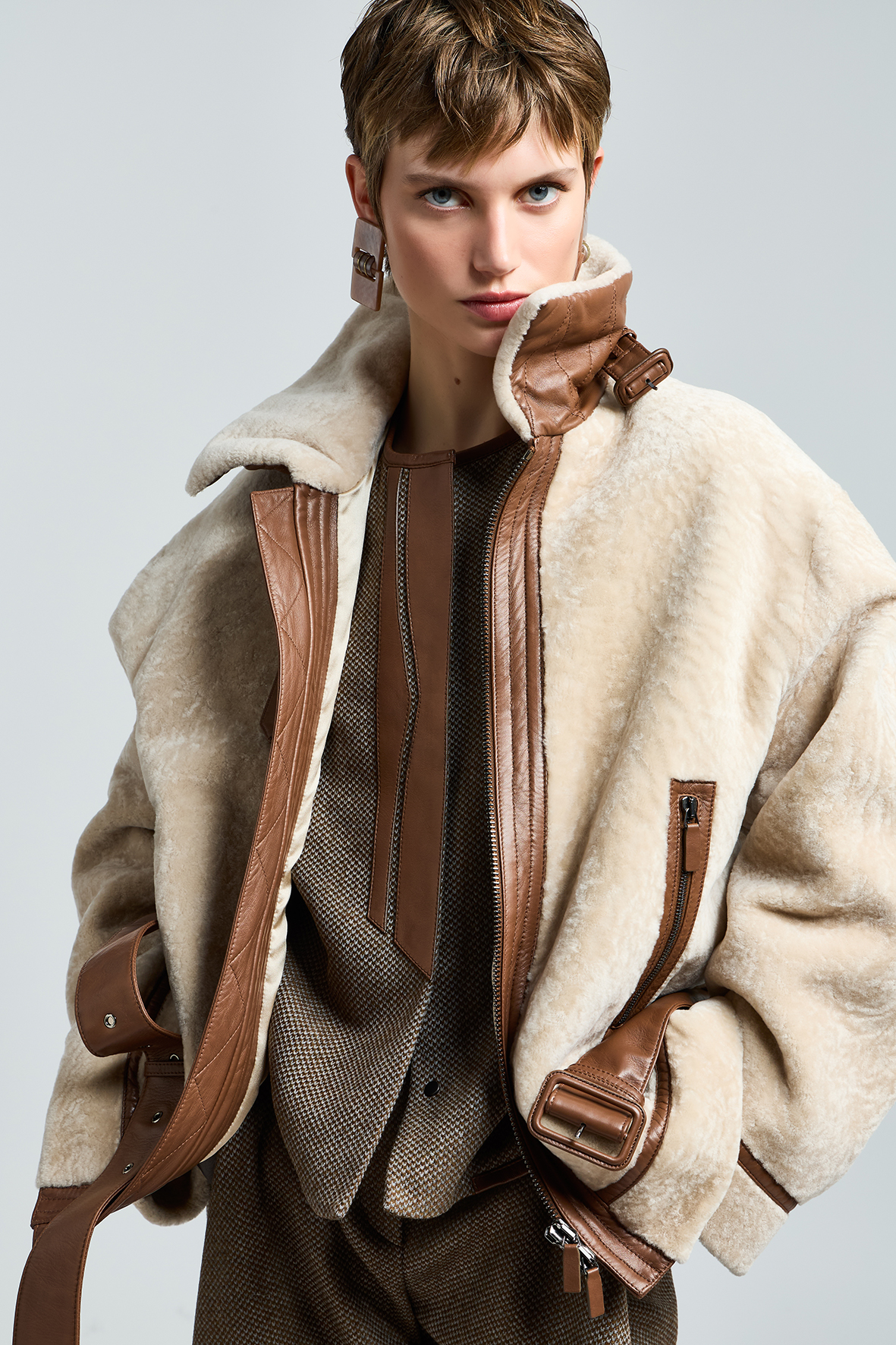 美品 ジョルジオアルマーニ ダブルフェイス ベルテッド コート グレージュ ジョルジオ アルマーニのコートが大ヒット中！高額なのに売れて