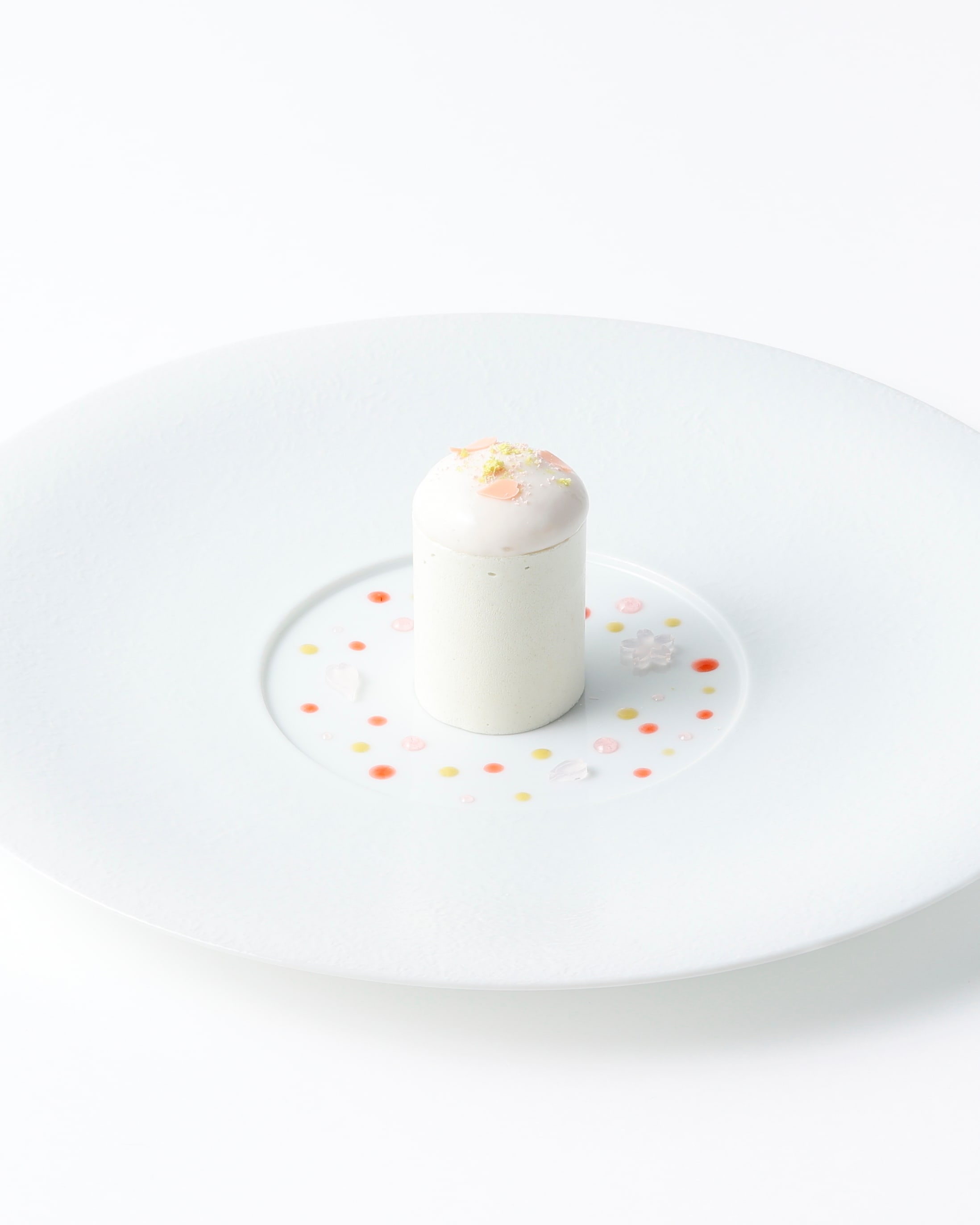 Armani_Ristorante_Tokyo_White_And_Pink_Dessert