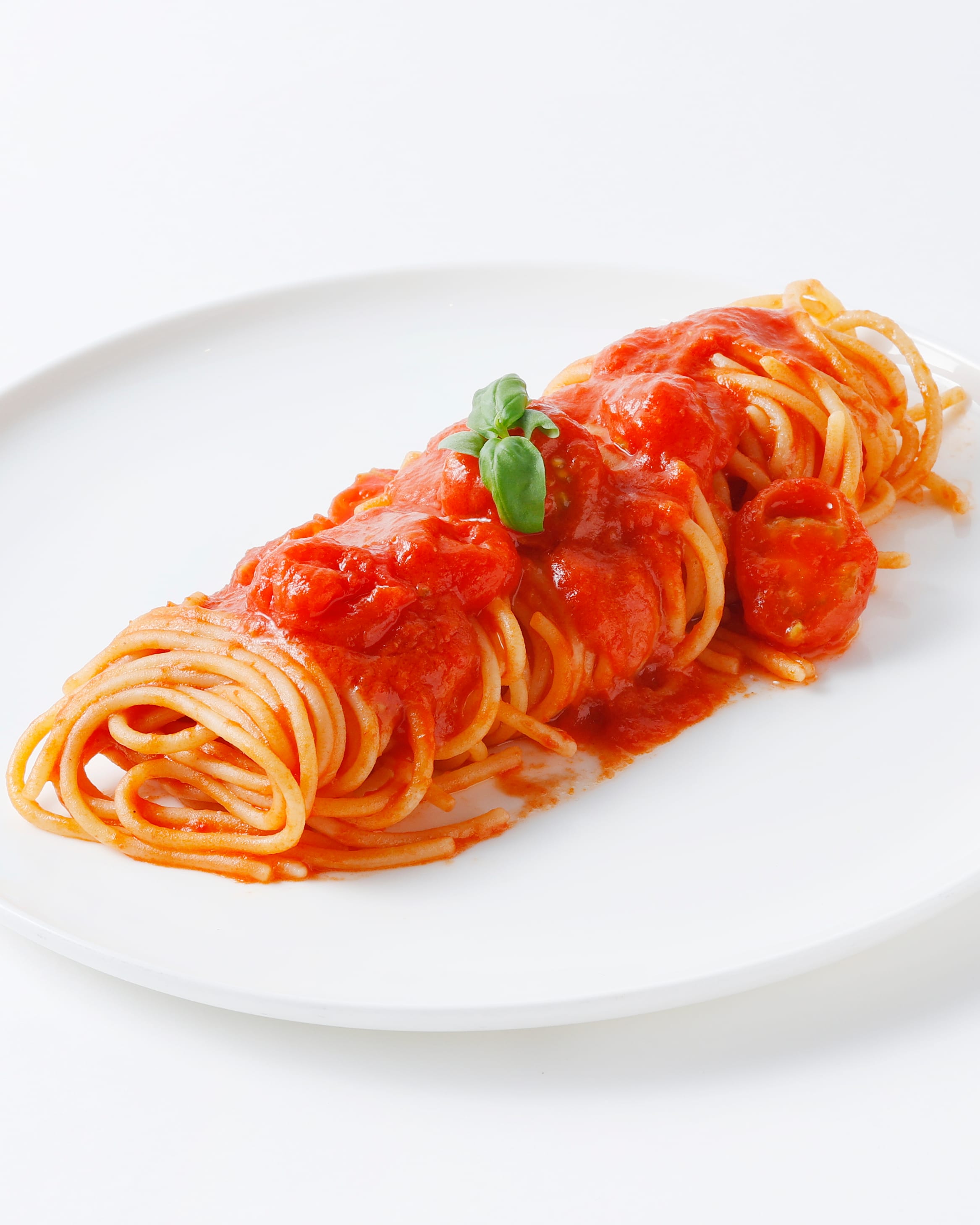 Spaghetti_With_Tomato_Sauce_White_Plate_and_White_Background