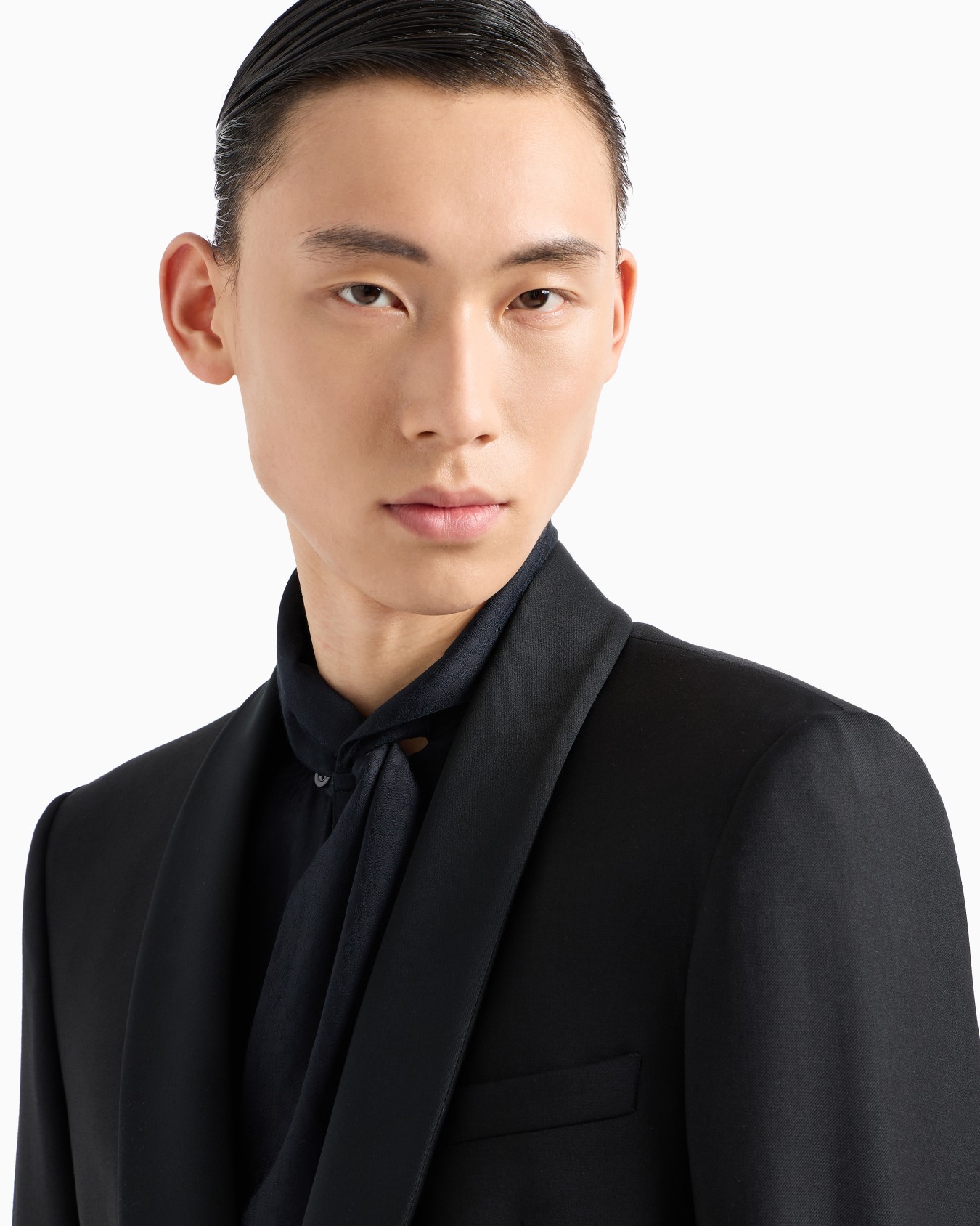 Light worsted virgin wool single-breasted jacket with satin shawl lapels Slide 4