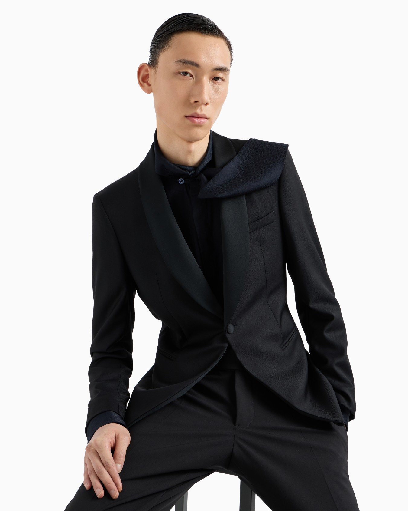 Light worsted virgin wool single-breasted jacket with satin shawl lapels Slide 5
