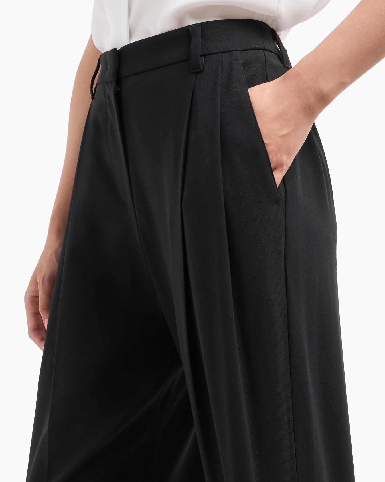 Pleated trousers in barathea wool Slide 5