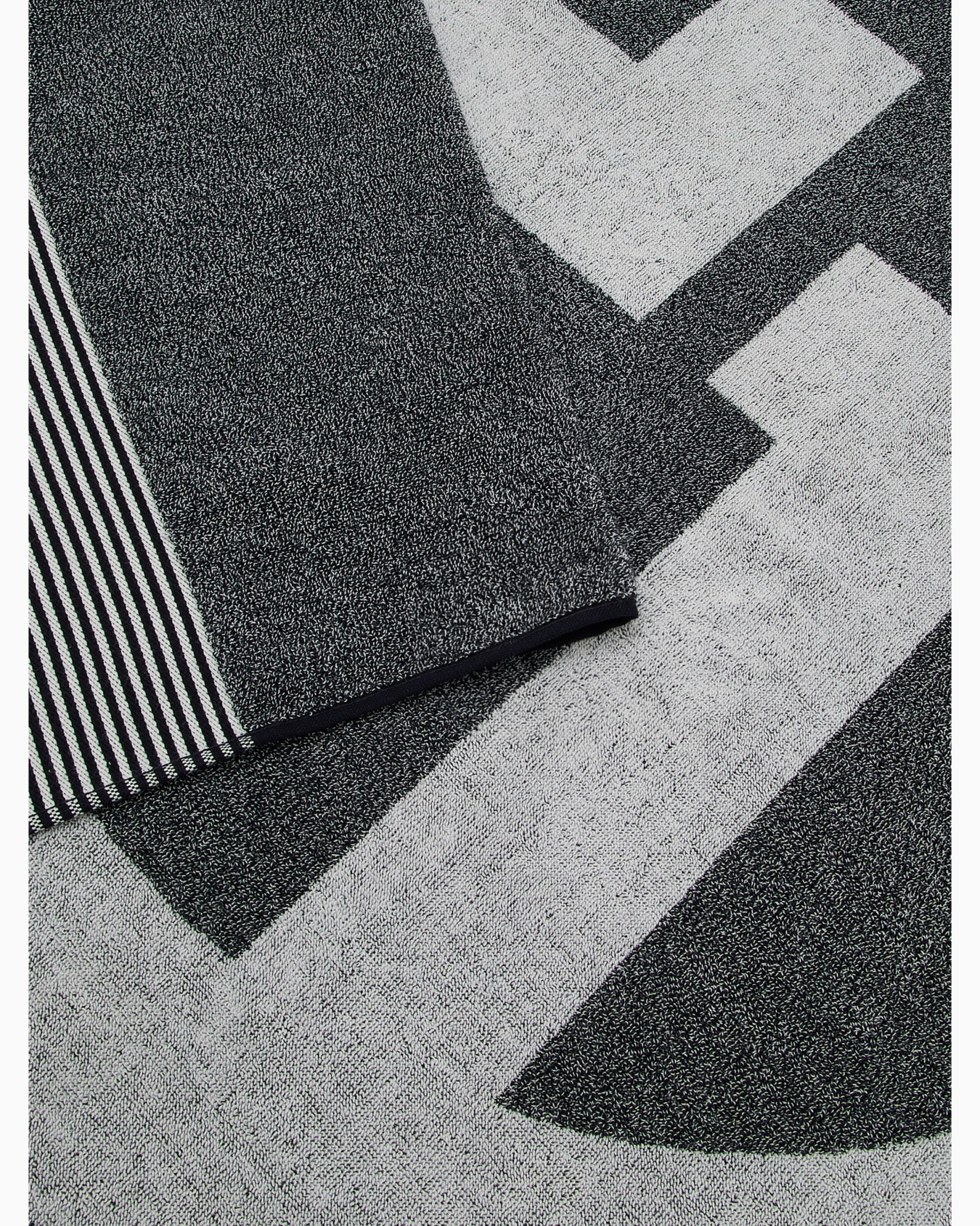 Cotton-terry beach towel with oversized jacquard GA logo Slide 2