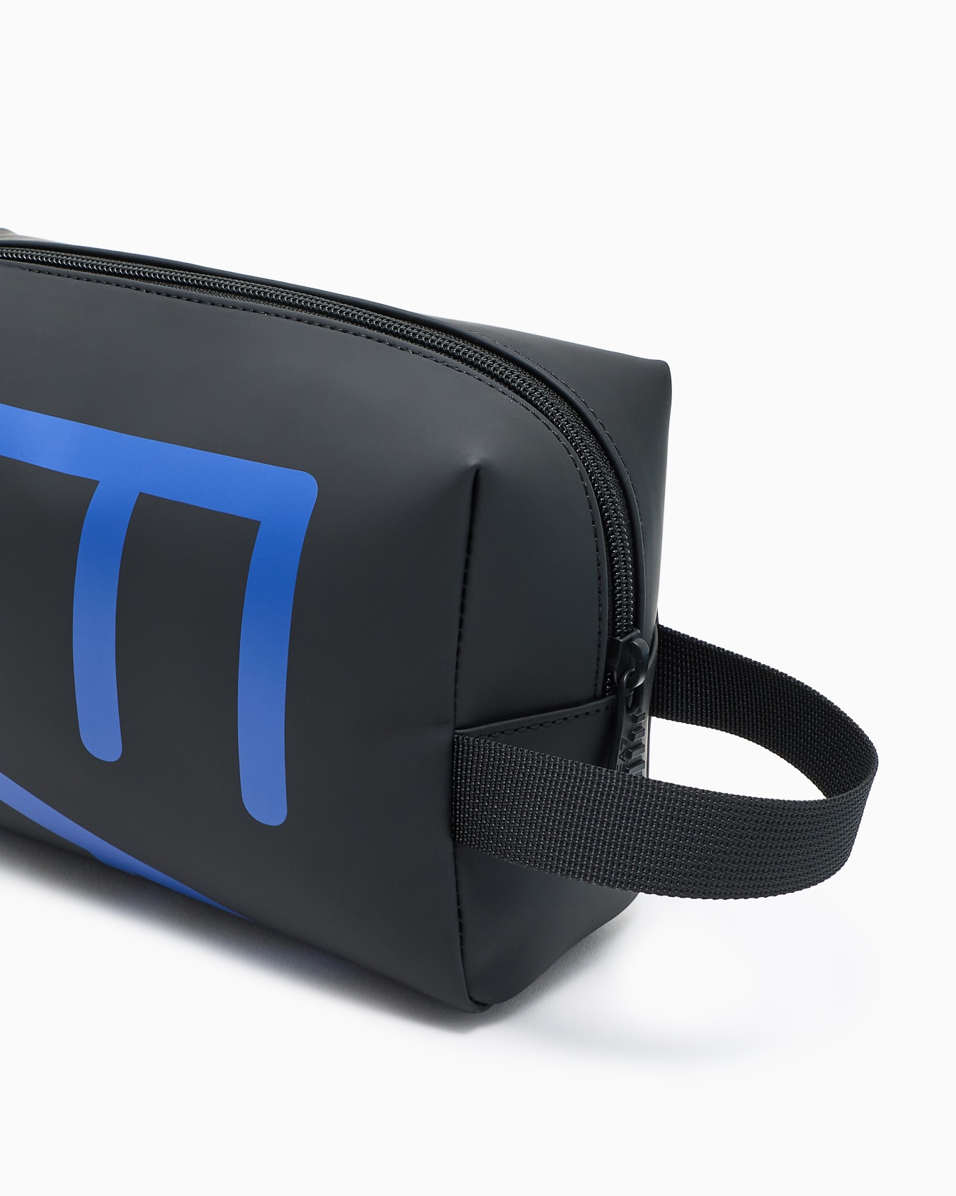 Washbag with oversized logo Slide 3