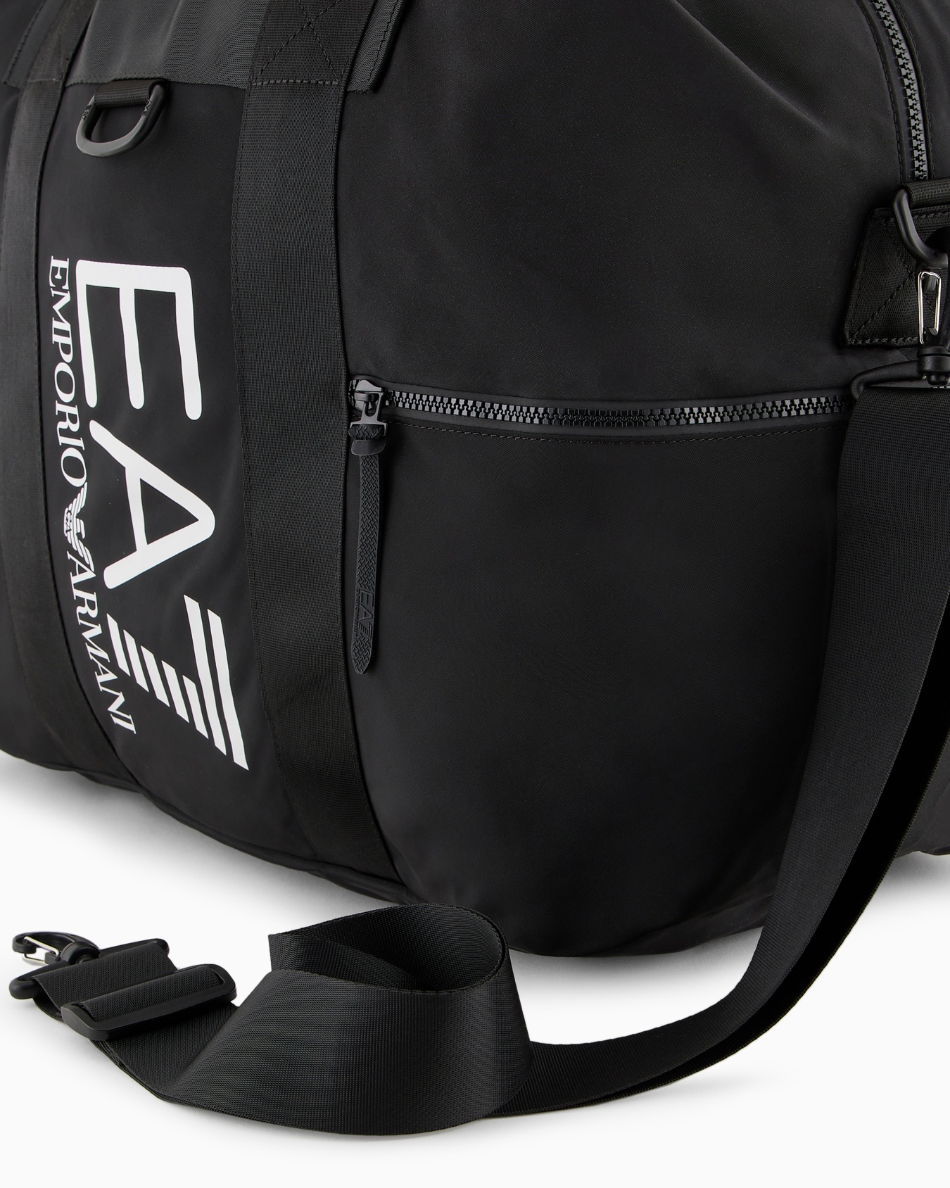 Logo Series recycled-fabric gym bag Slide 4