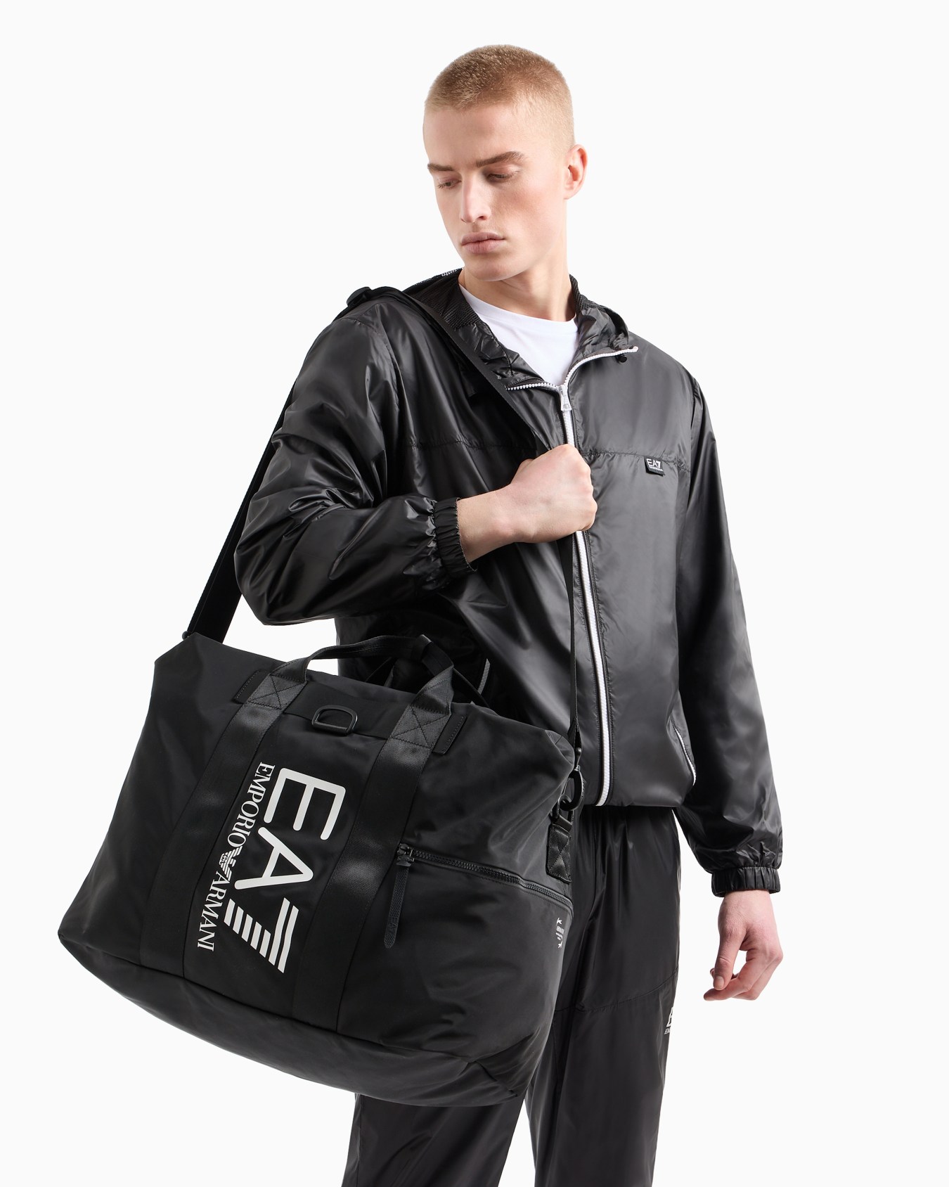 Logo Series recycled-fabric gym bag Slide 8