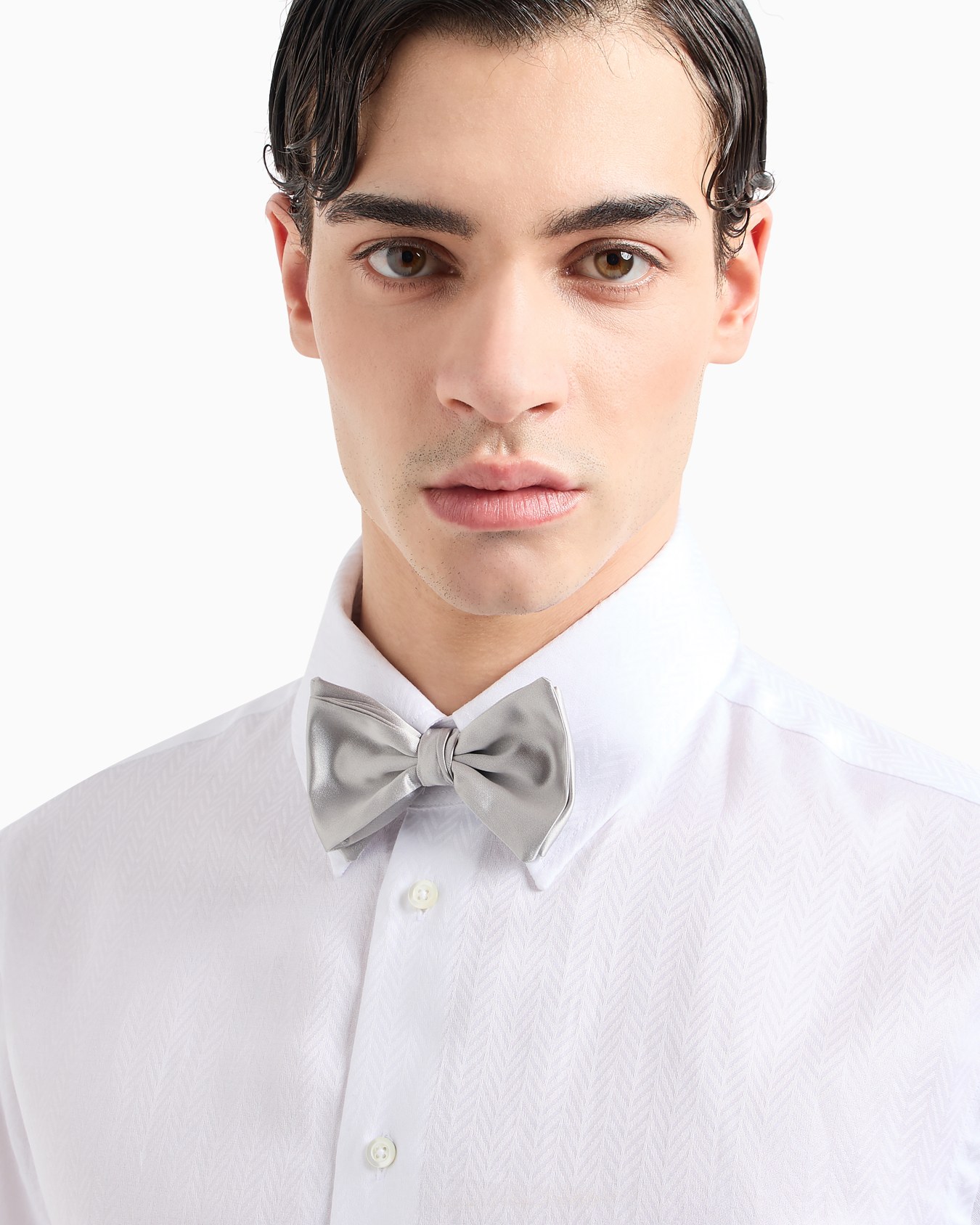 Knotted bow tie in micro-textured pure silk Diapositiva 2