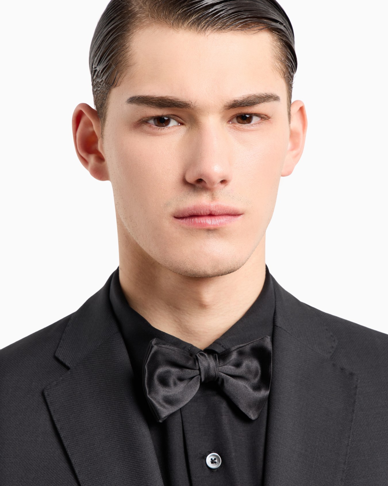 Knotted bow tie in micro-textured pure silk Slide 2