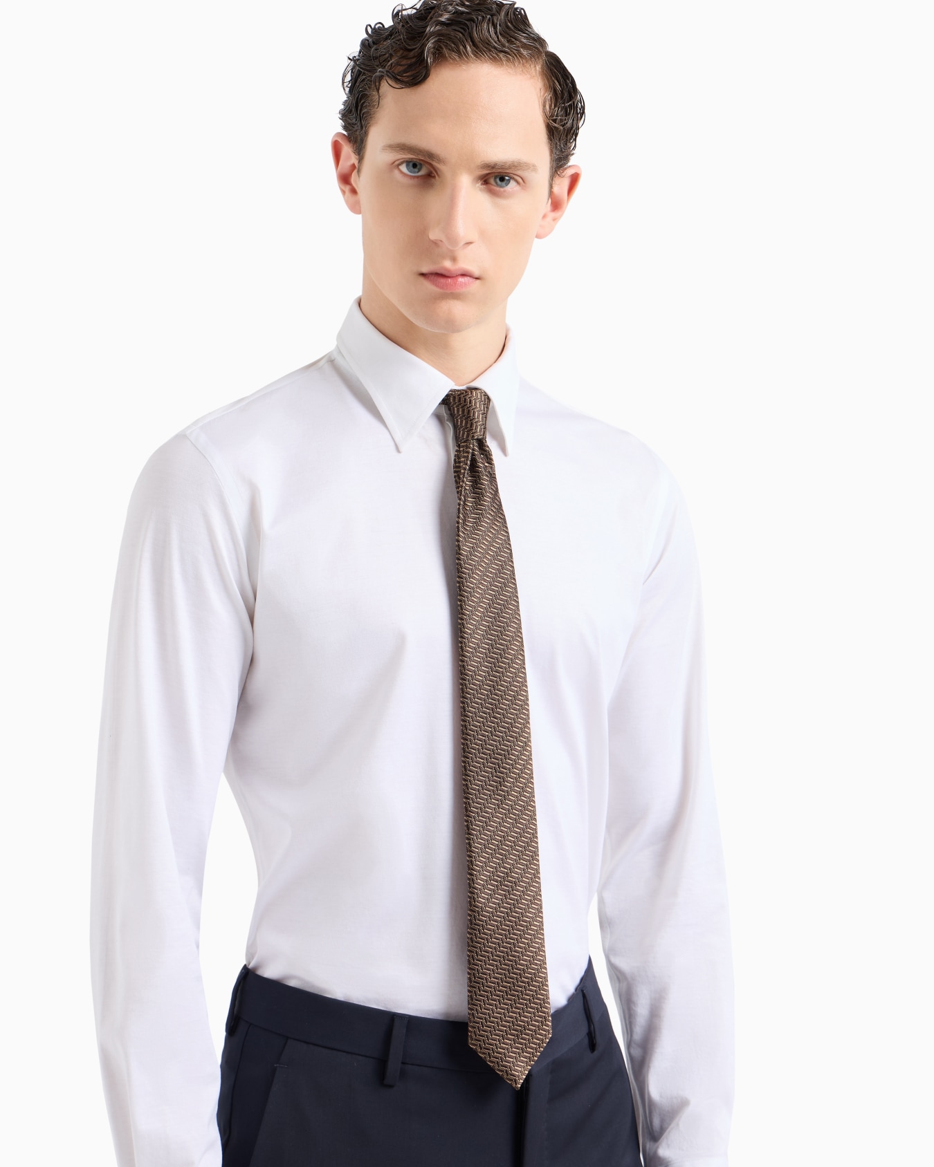 Silk tie with jacquard chevron motif Slide 2