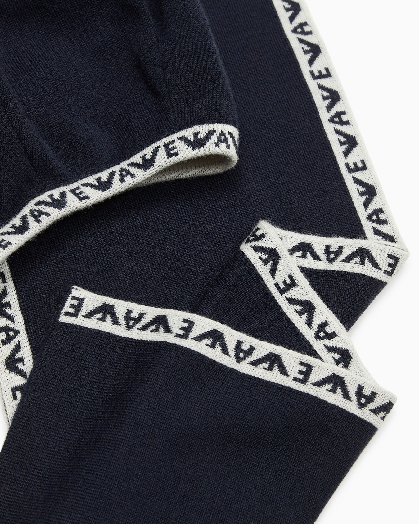 Set aus Baskenmütze und Schal aus Schurwollgemisch mit Jacquard-Profil Folie 1