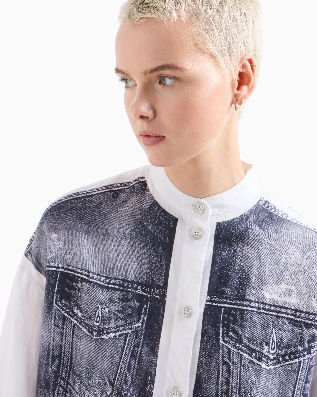 Oversized linen and cotton shirt with denim print insert Slide 4