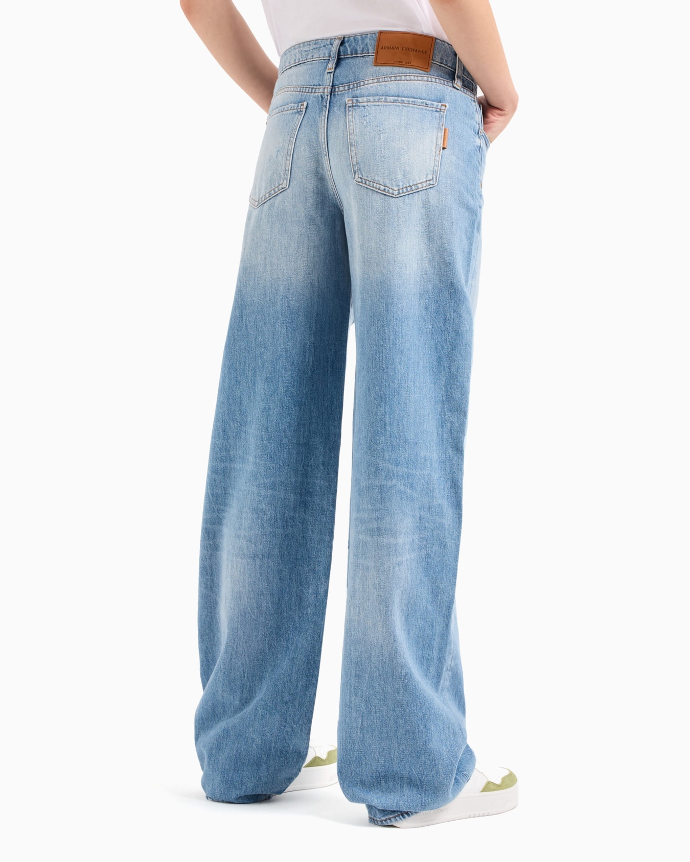 Relaxed fit jeans in rigid denim with embroidered monogram Diapositiva 2