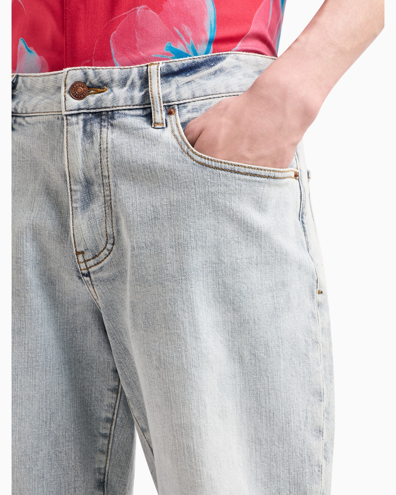 J65 shorts in stretch denim with turn-up hem Diapositiva 4