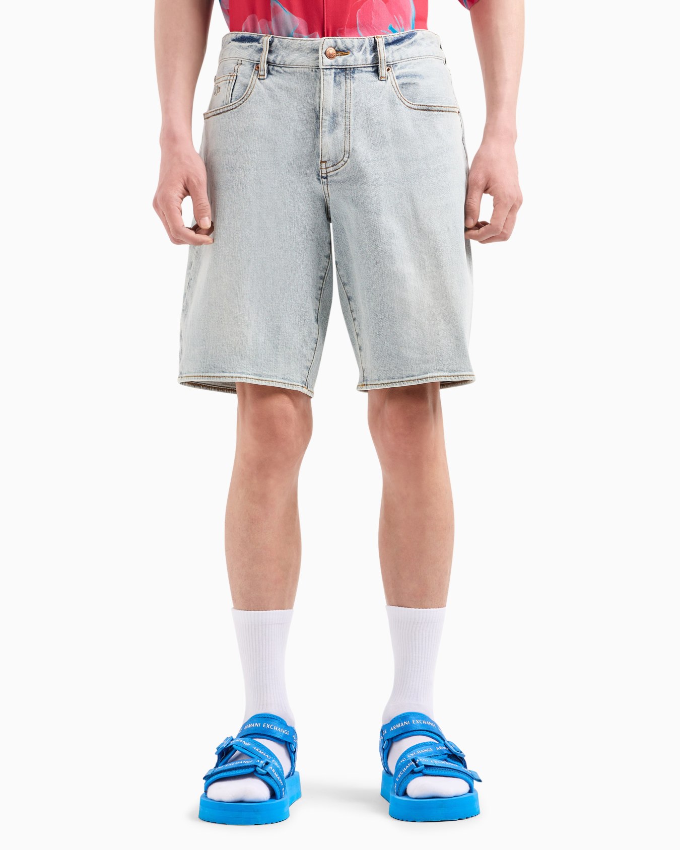 J65 shorts in stretch denim with turn-up hem Diapositiva 1