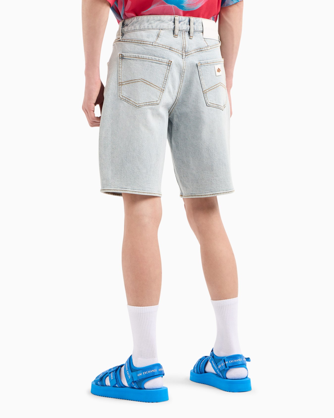 J65 shorts in stretch denim with turn-up hem Diapositiva 2