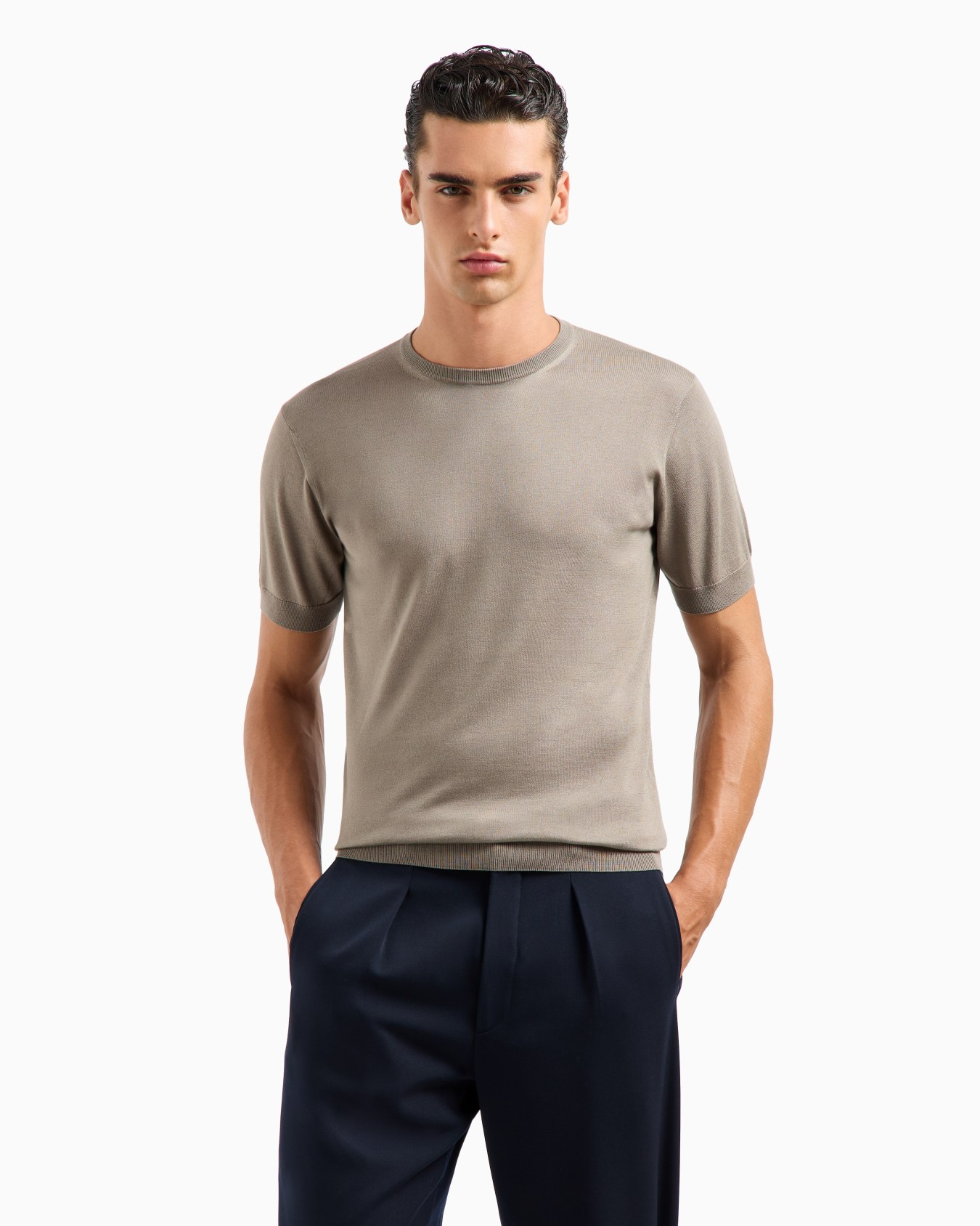 Short-sleeved, crew-neck jumper in silk and cotton Slide 3