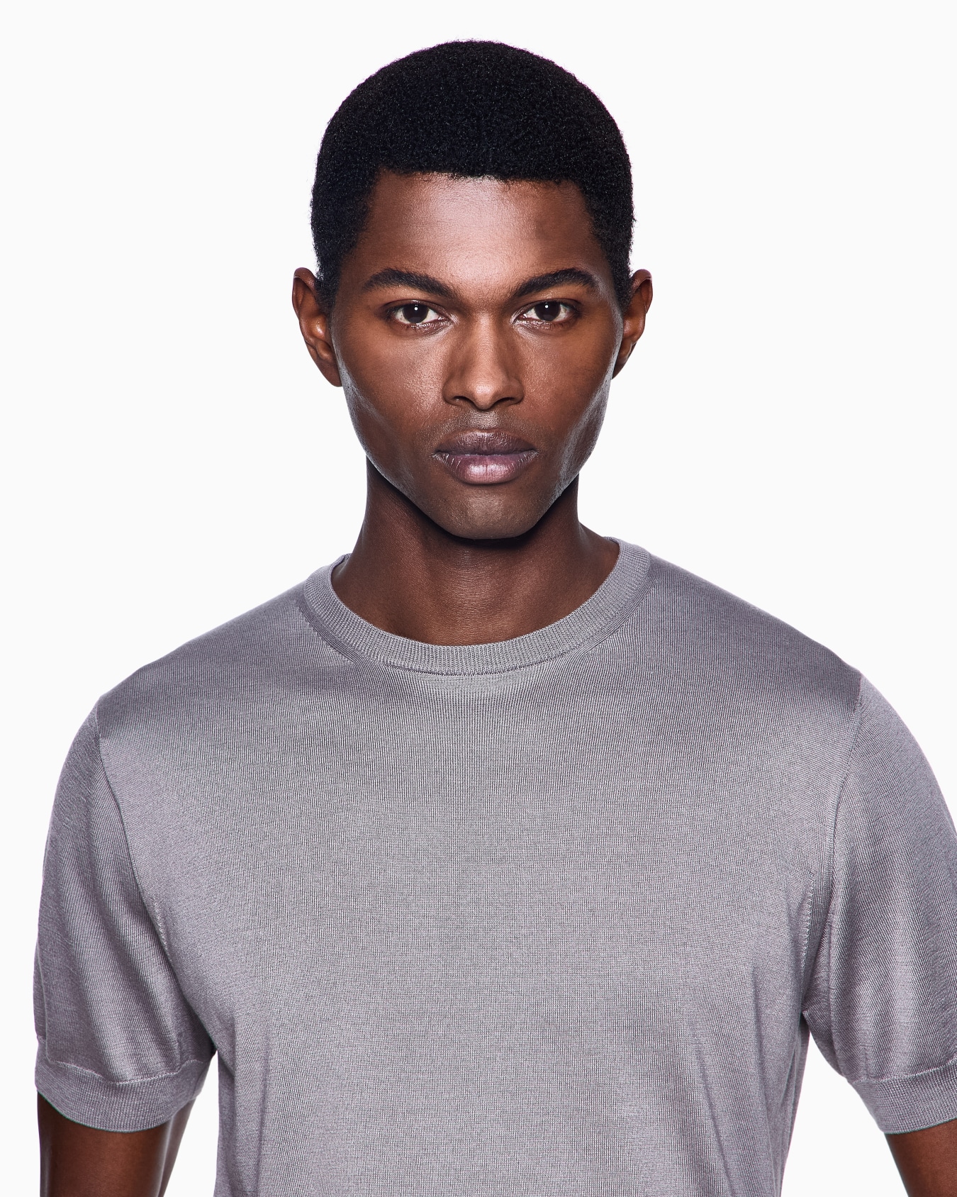 Short-sleeved, crew-neck jumper in silk and cotton Slide 4