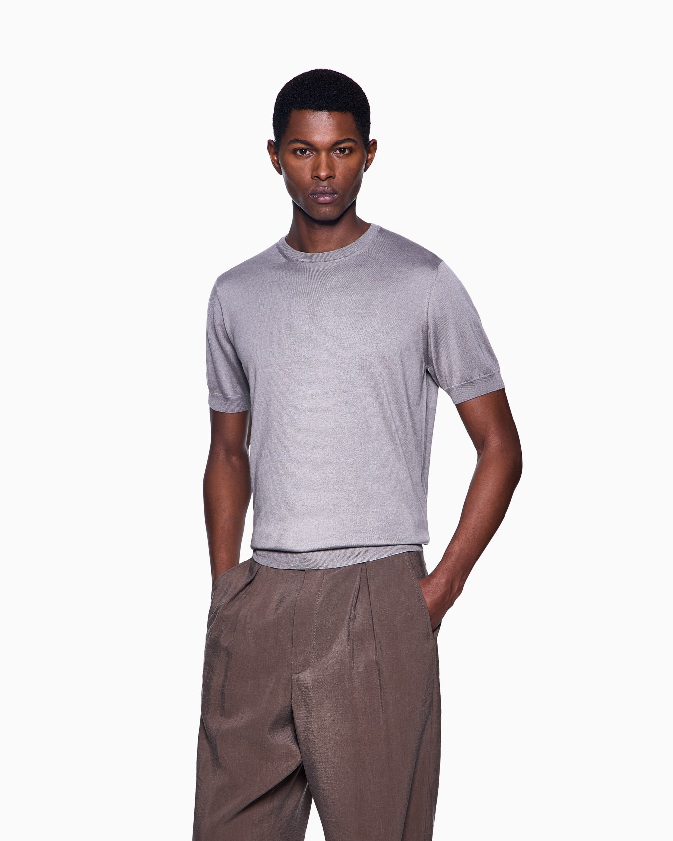 Short-sleeved, crew-neck jumper in silk and cotton Slide 3