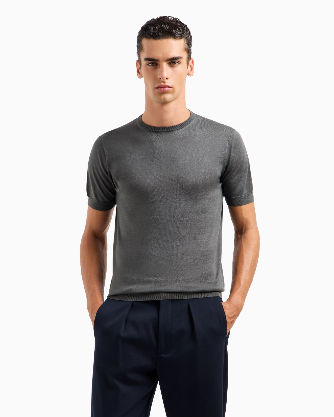 Short-sleeved, crew-neck jumper in silk and cotton Slide 3
