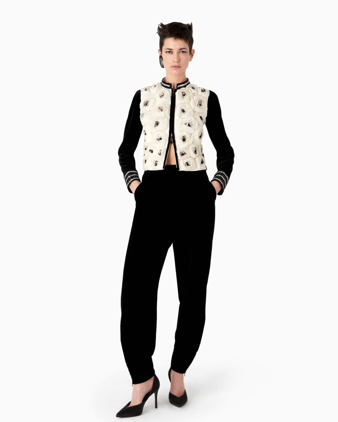 Short velvet jacket with embroidered roses Slide 3