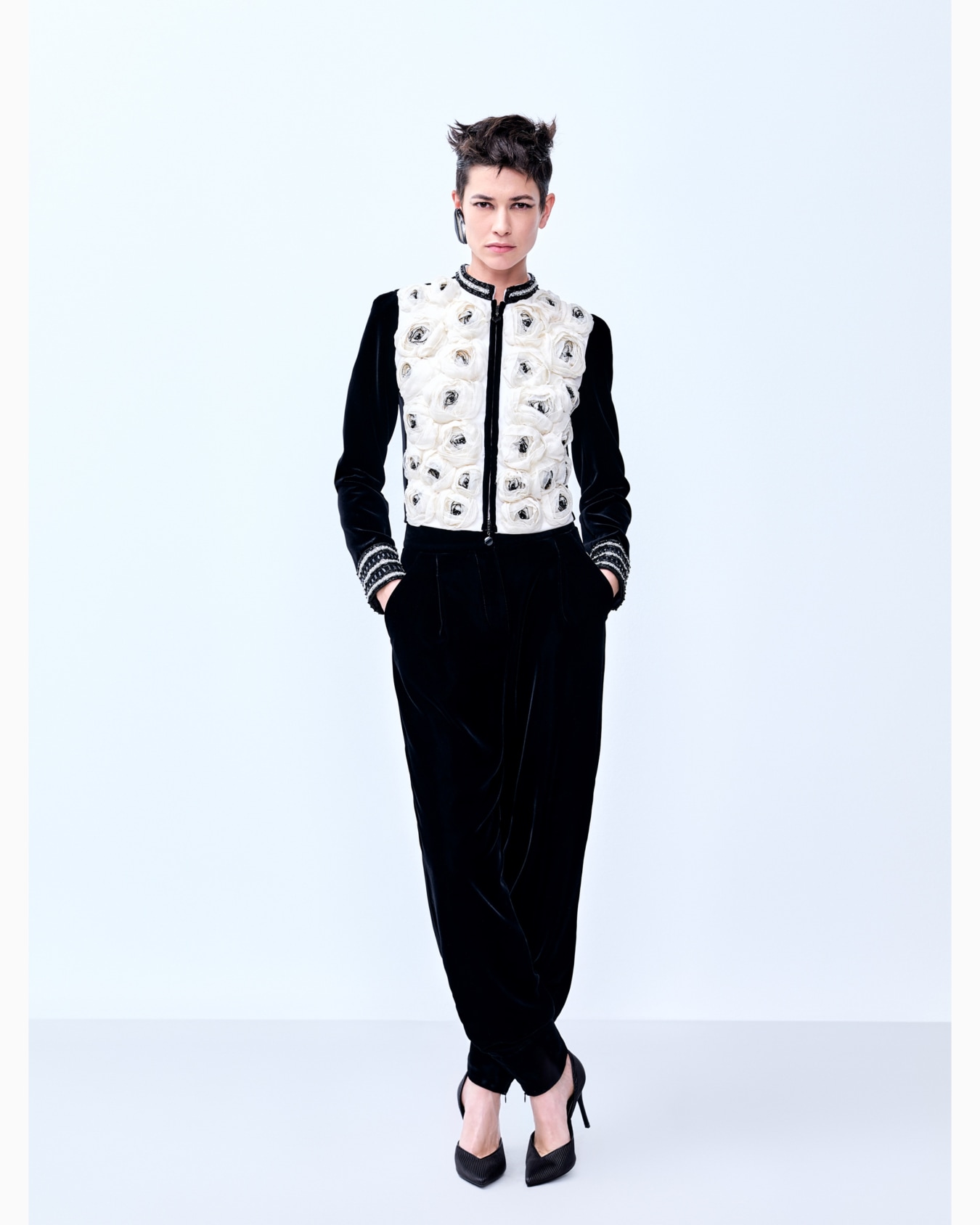 Short velvet jacket with embroidered roses Slide 5