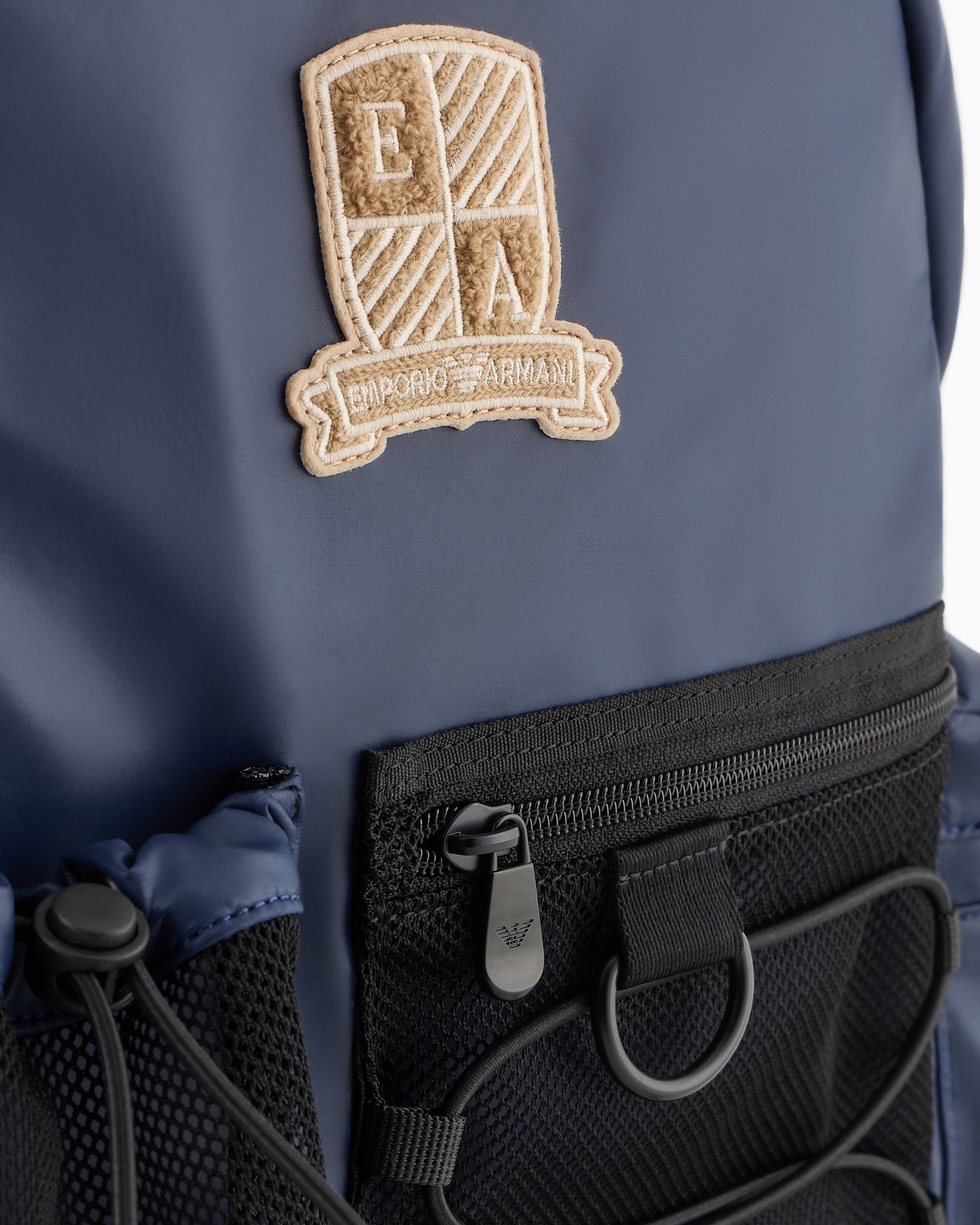 Sac à dos multi-poches en tissu enduit avec écusson blason logo Diapositive 4