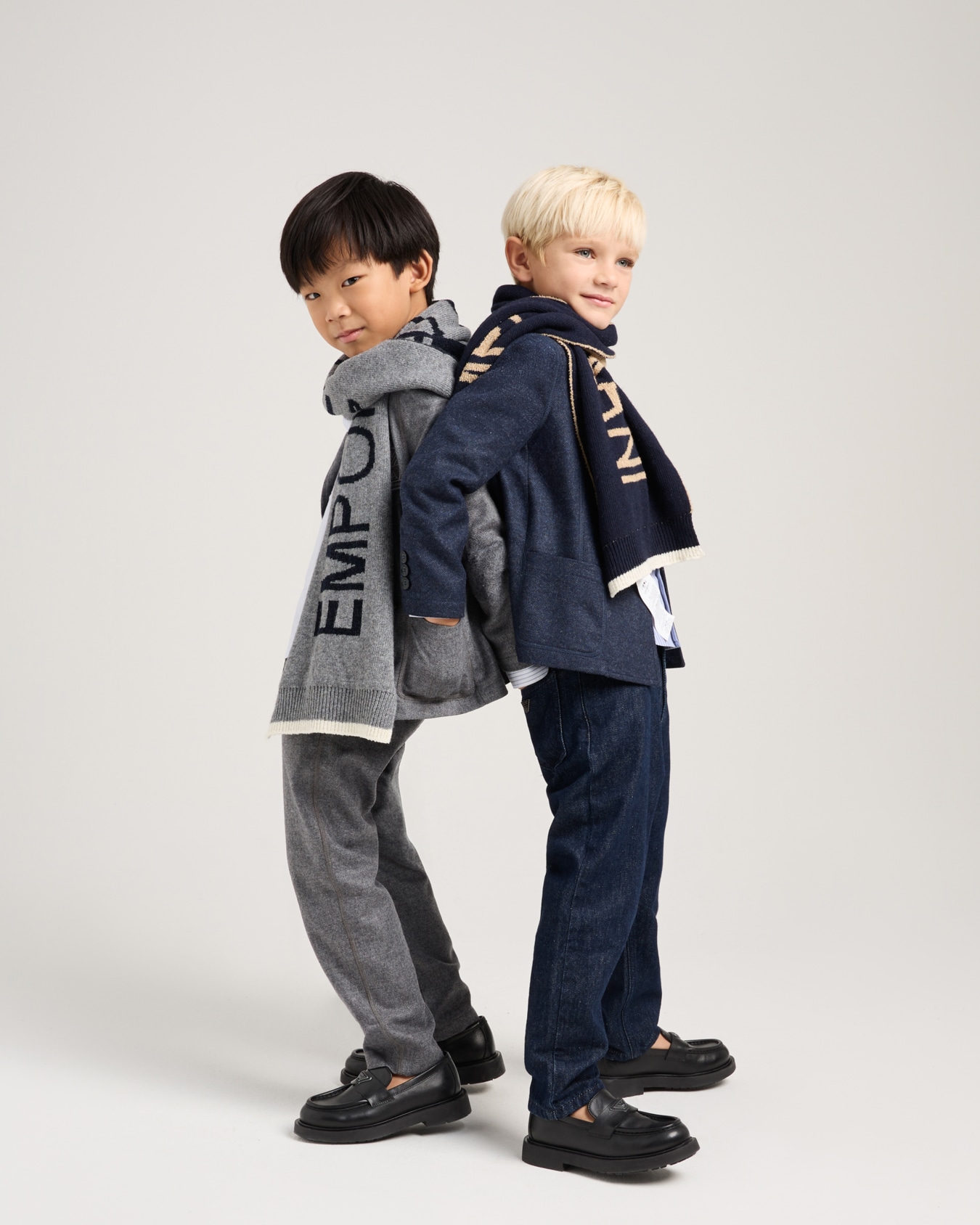 Écharpe en laine et coton mélangés avec grand logo jacquard Diapositive 2