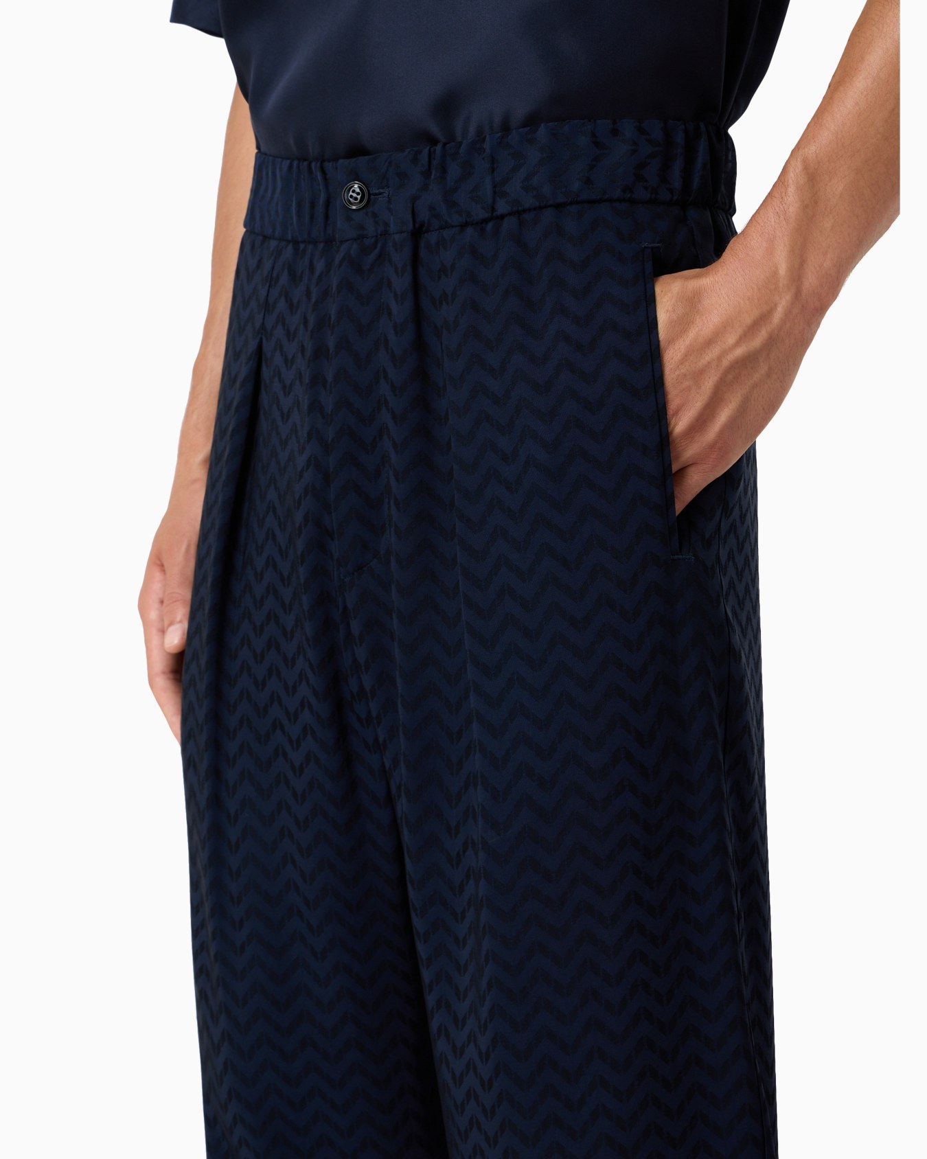 Cupro and viscose jacquard one-dart trousers Slide 5