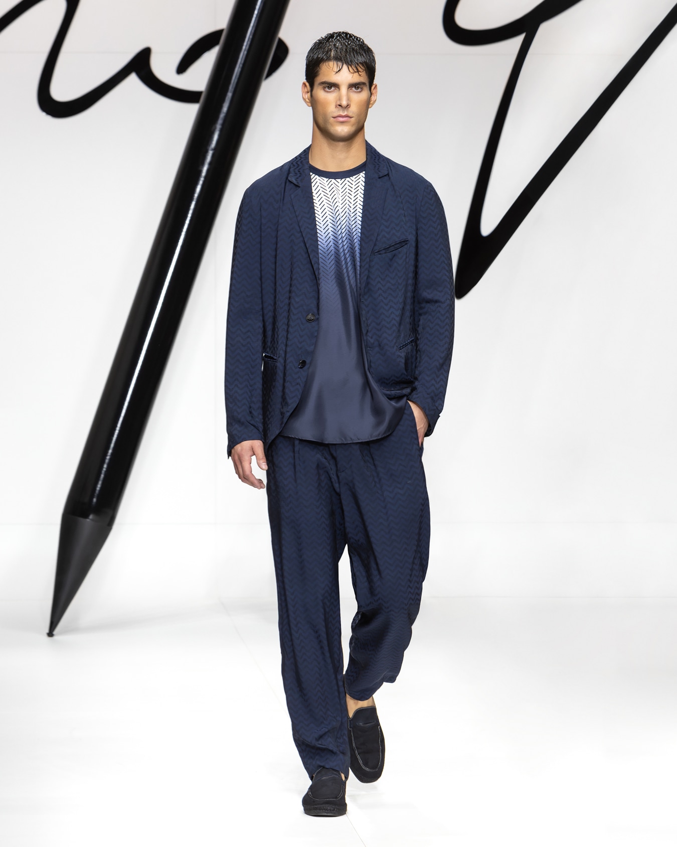 Cupro and viscose jacquard one-dart trousers Slide 7