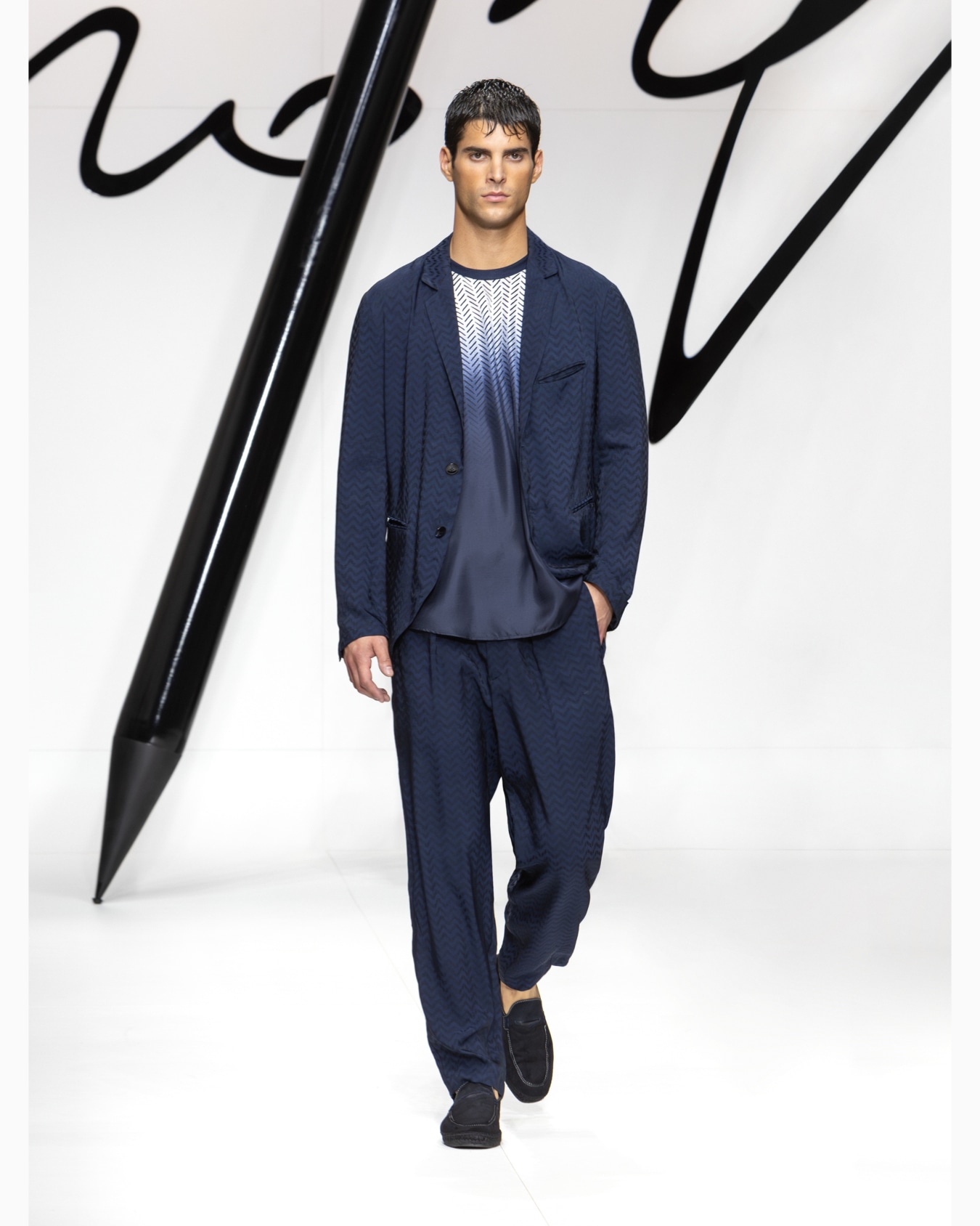 Cupro and viscose jacquard one-dart trousers Slide 6
