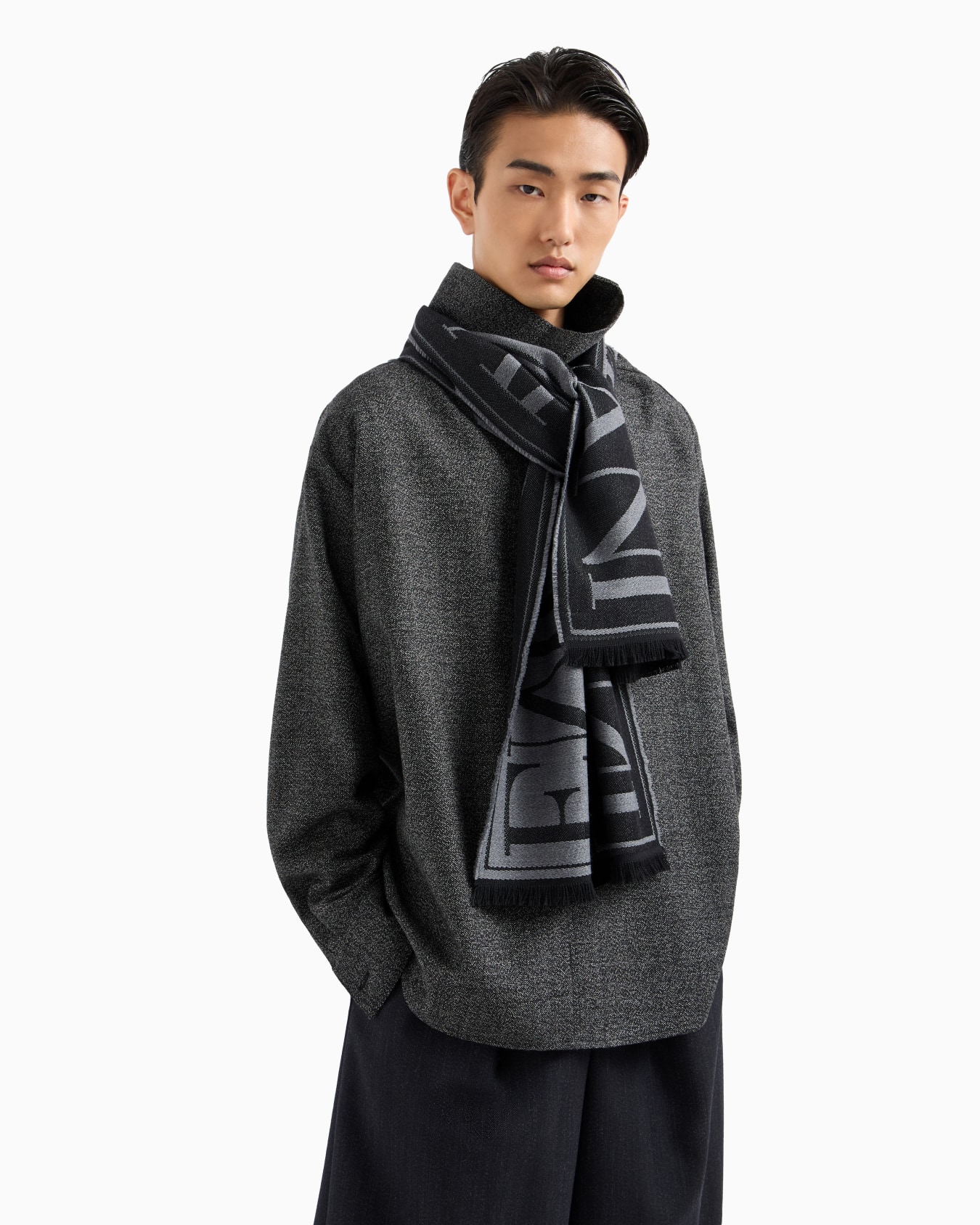 Schal aus Schurwolle in Jacquard-Stoff-Verarbeitung mit Maxi-Schriftzug Folie 2