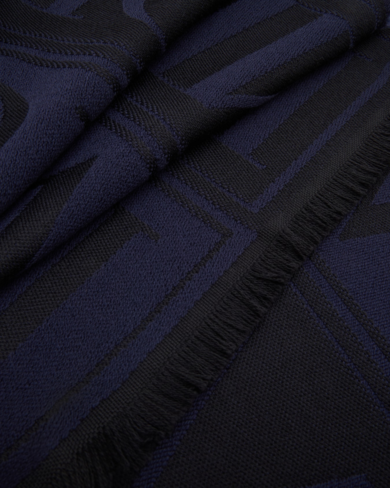 Schal aus Schurwolle in Jacquard-Stoff-Verarbeitung mit Maxi-Schriftzug Folie 1