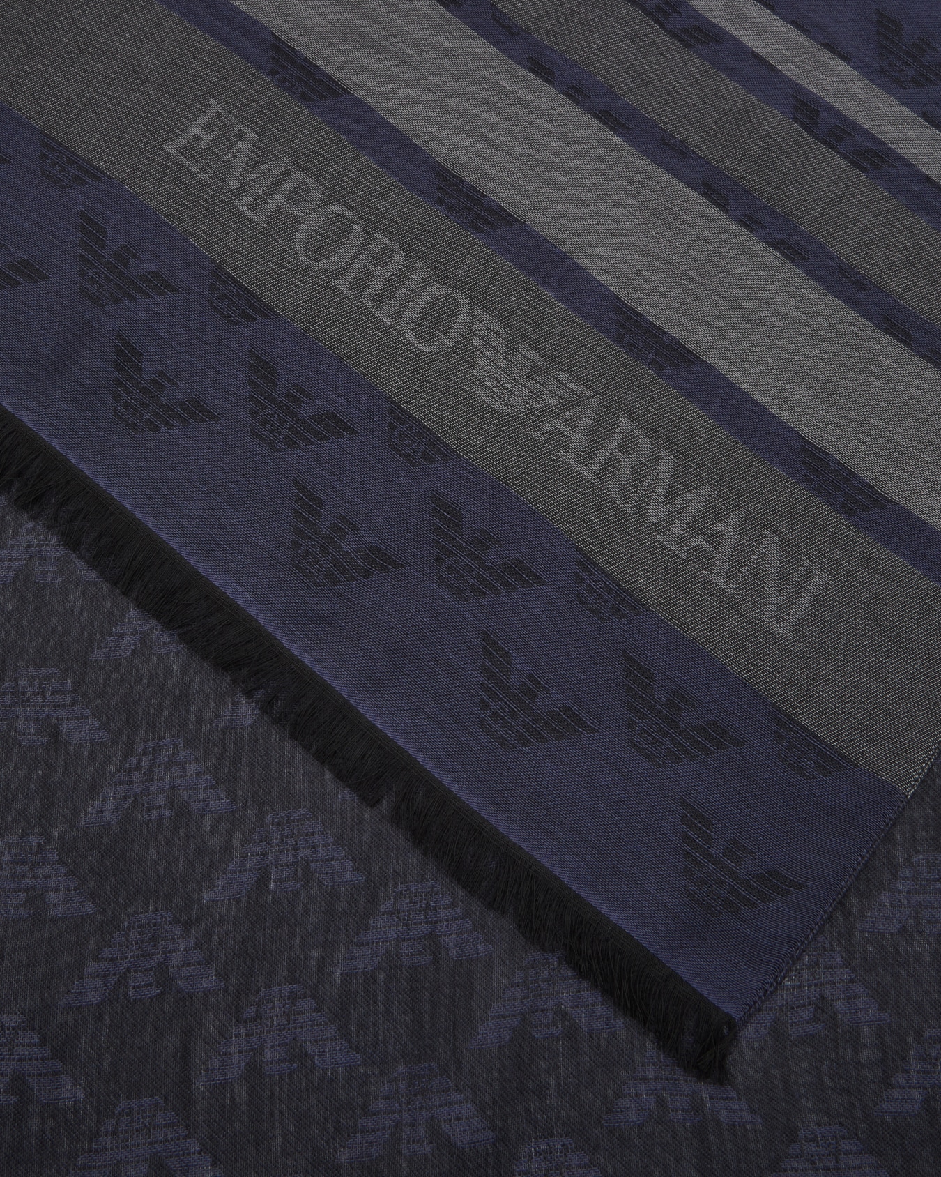 Étole en mélange modal et jacquard avec aigle all over Diapositive 1