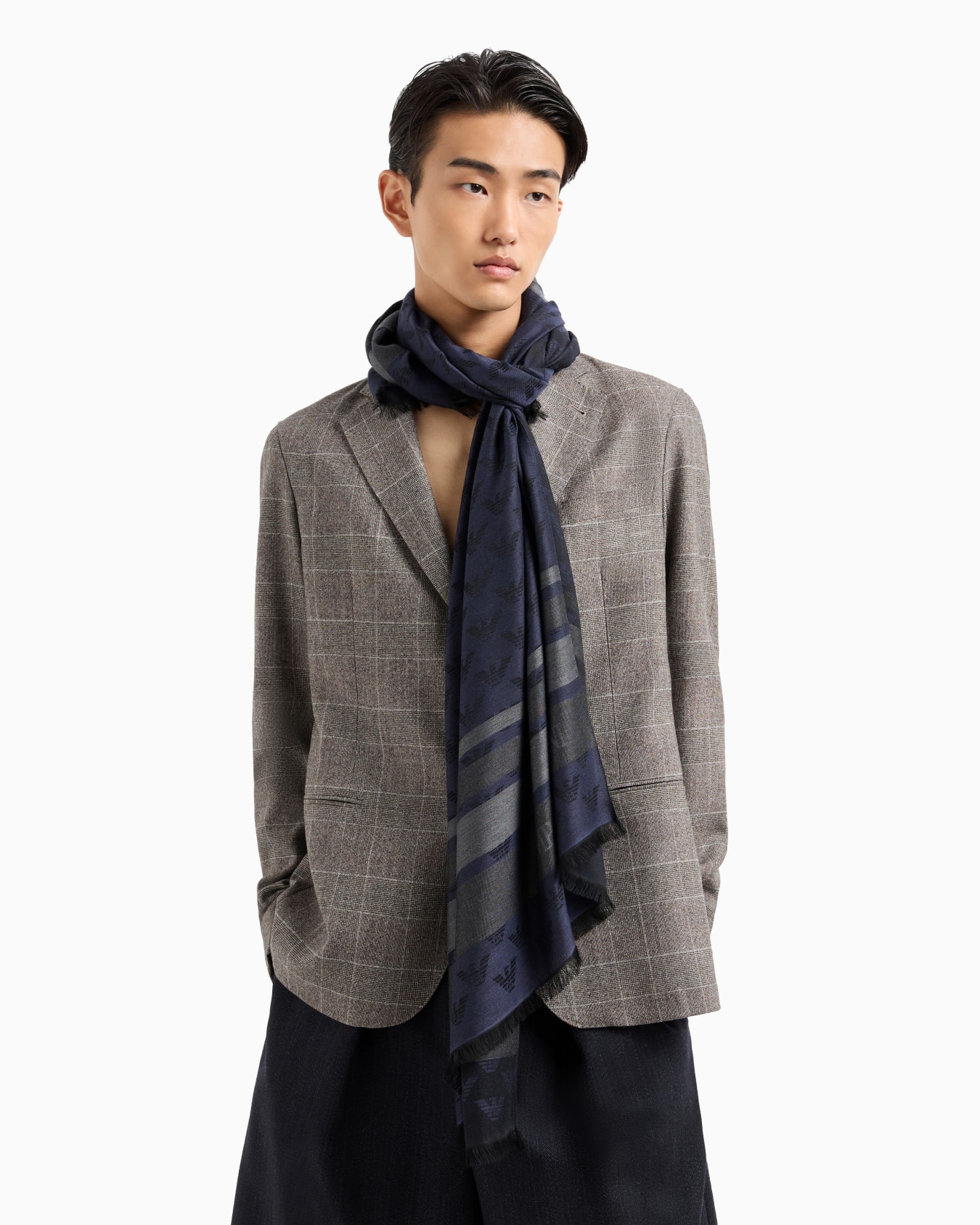 Étole en mélange modal et jacquard avec aigle all over Diapositive 2