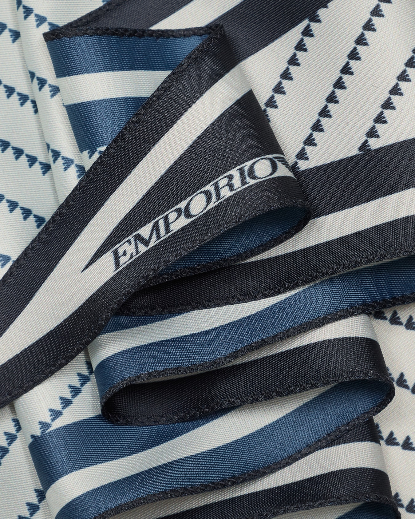 Foulard with all-over print Slide 1