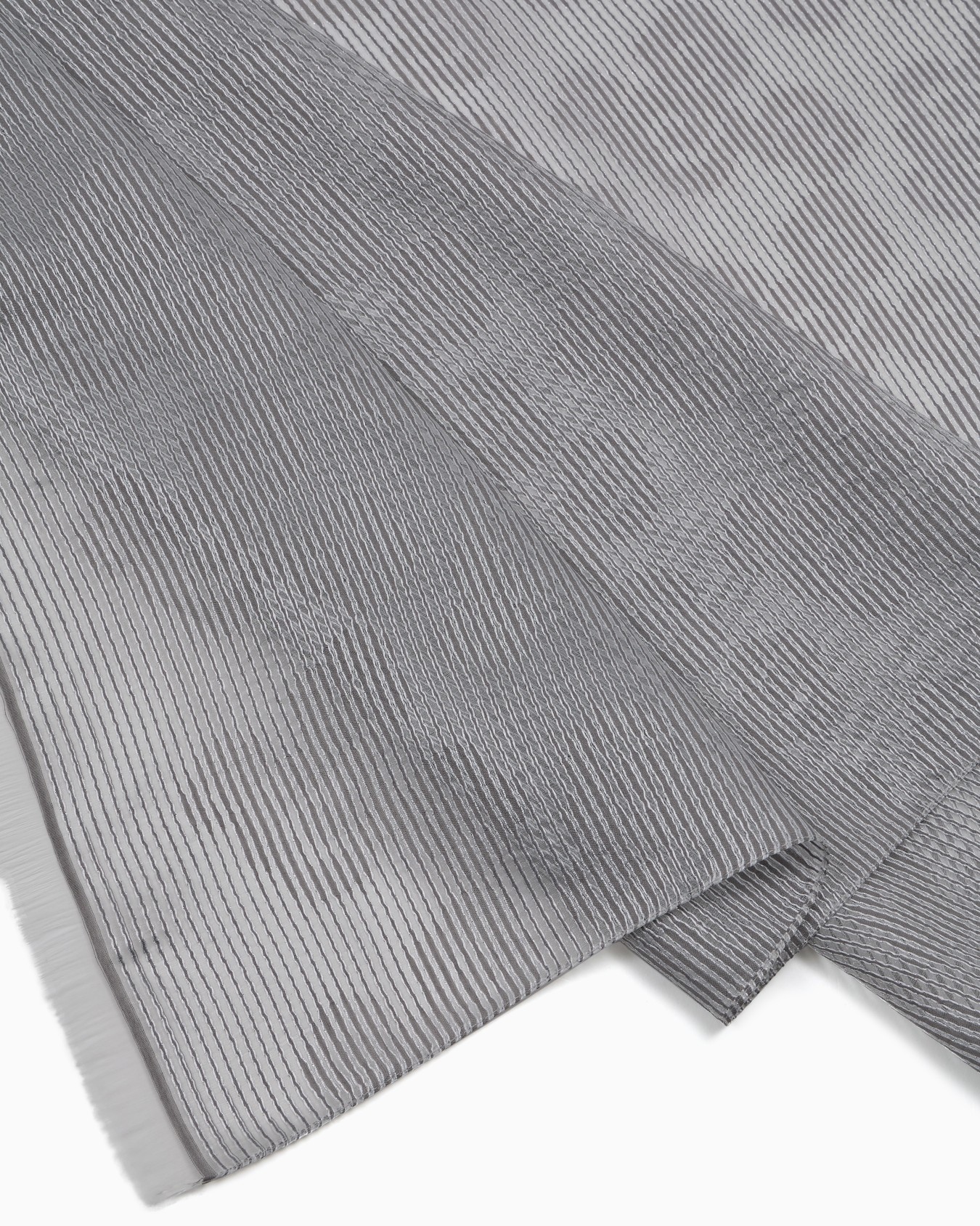 Jacquard silk blend stole with a floral motif Slide 1