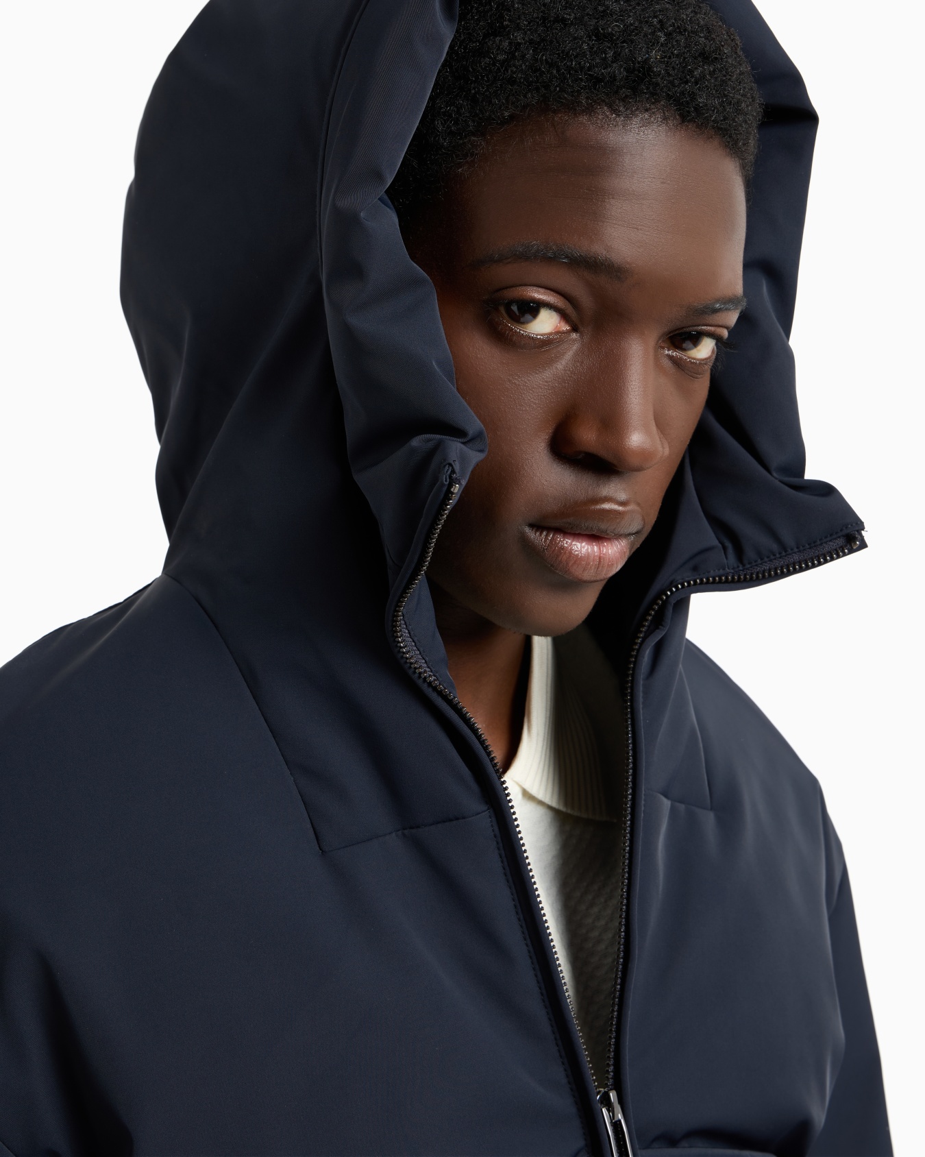 Daunenjacke mit Kapuze, gefertigt aus wasserabweisendem Nylon-Twill Folie 4