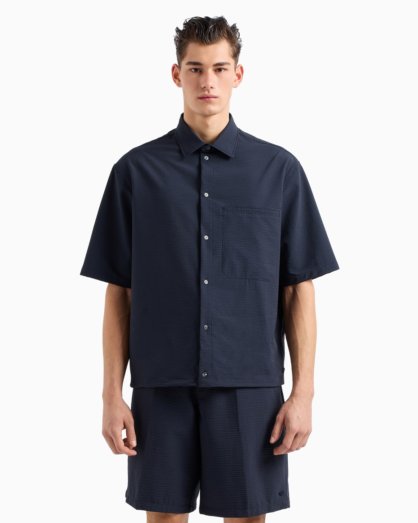 Short-sleeved oversized shirt in technical seersucker Slide 2