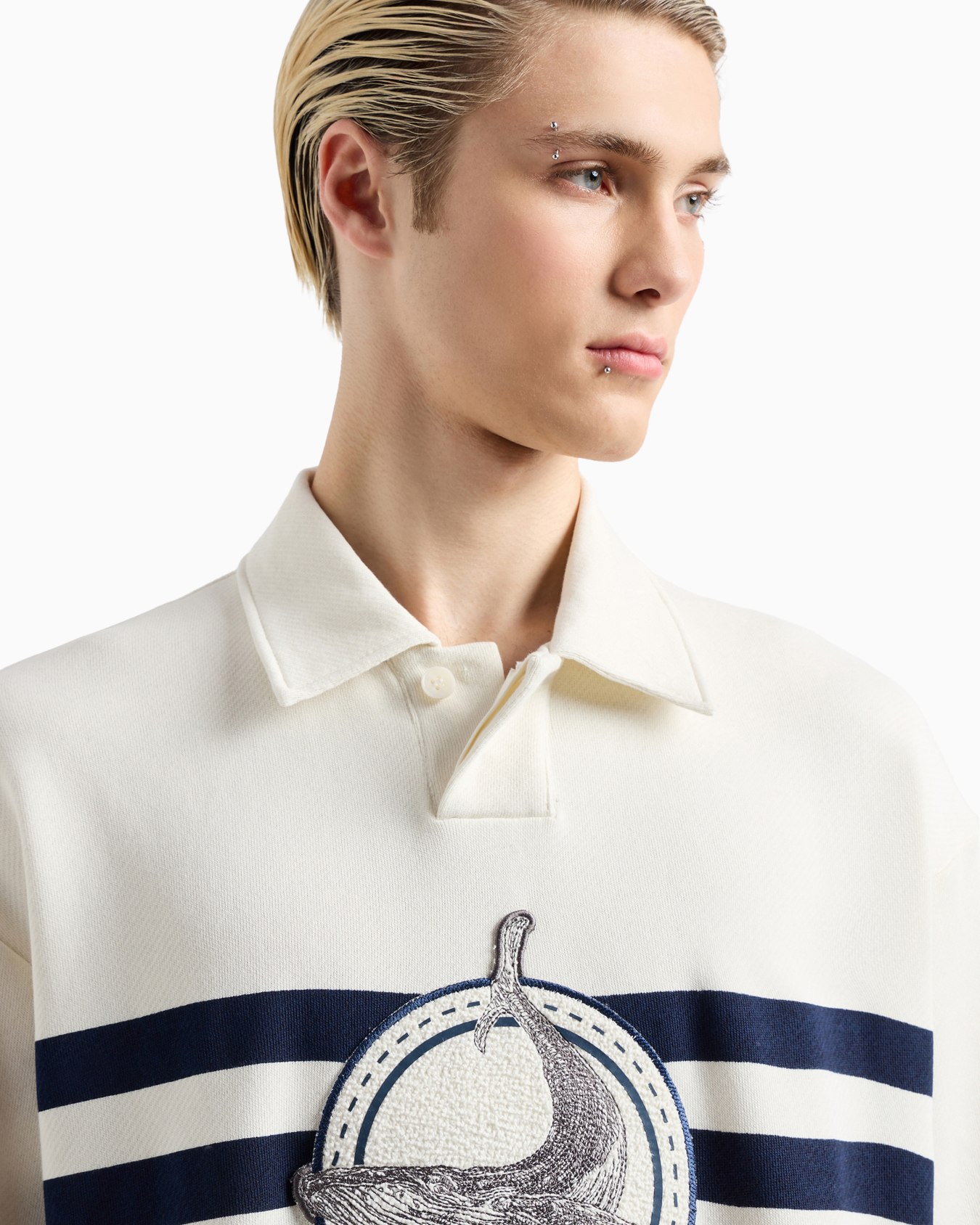 Sweat-shirt col polo à manches courtes en sergé doux avec grand écusson baleine et logo brodé Diapositive 5