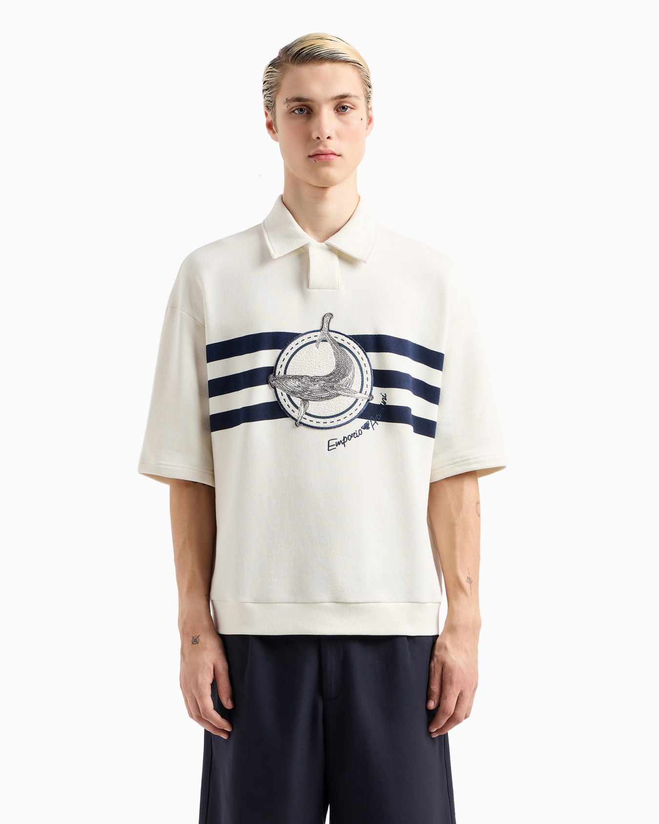 Sweat-shirt col polo à manches courtes en sergé doux avec grand écusson baleine et logo brodé Diapositive 2
