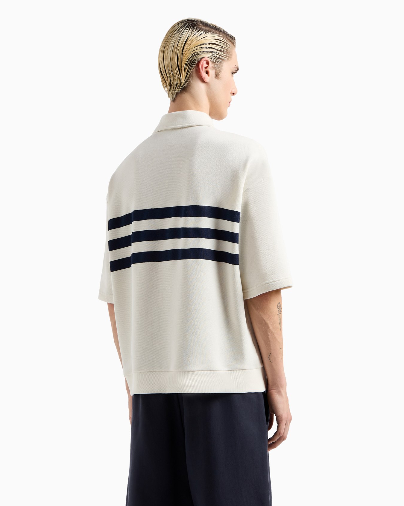 Sweat-shirt col polo à manches courtes en sergé doux avec grand écusson baleine et logo brodé Diapositive 3
