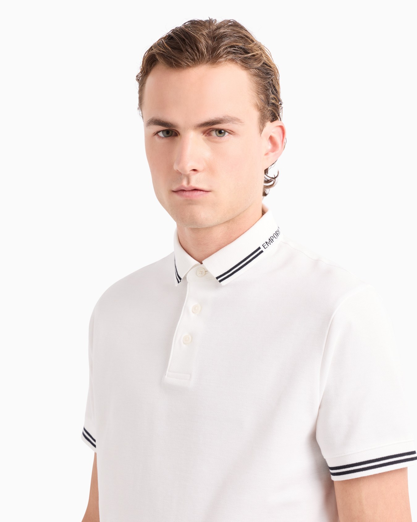 Polo de punto con logotipo estratégicamente ubicado Diapositiva 4