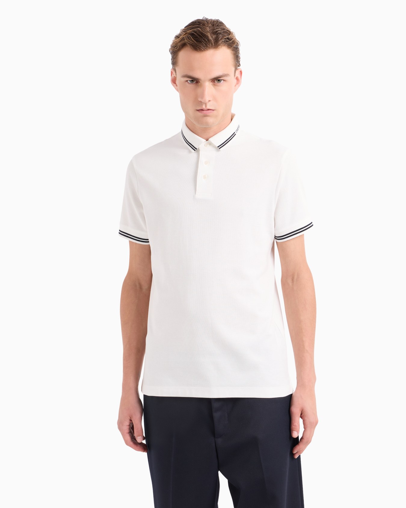 Polo de punto con logotipo estratégicamente ubicado Diapositiva 1