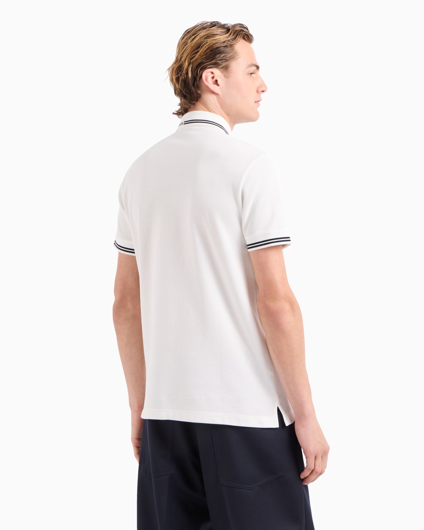 Polo de punto con logotipo estratégicamente ubicado Diapositiva 2