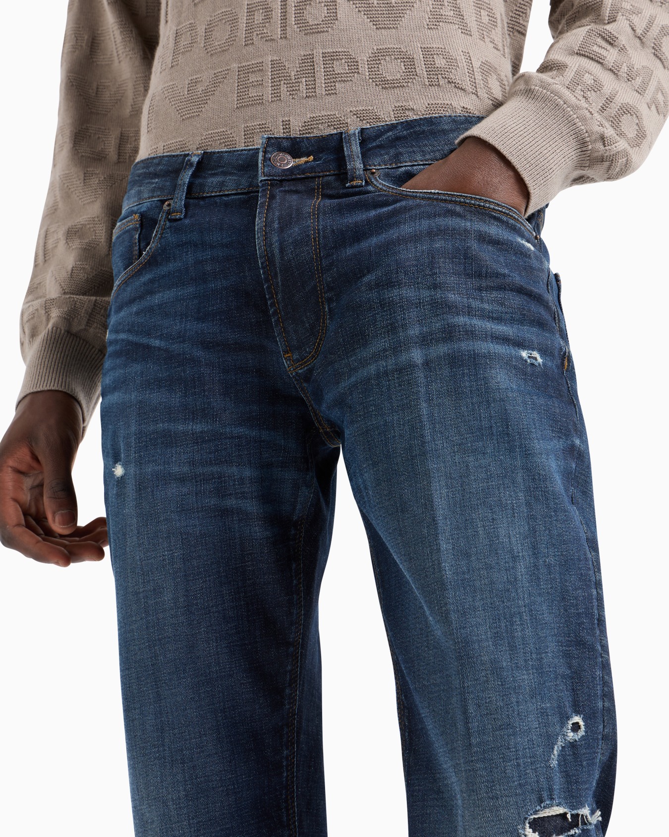 Vaqueros J06 slim fit en denim elástico con lavado a la piedra y roturas Diapositiva 4