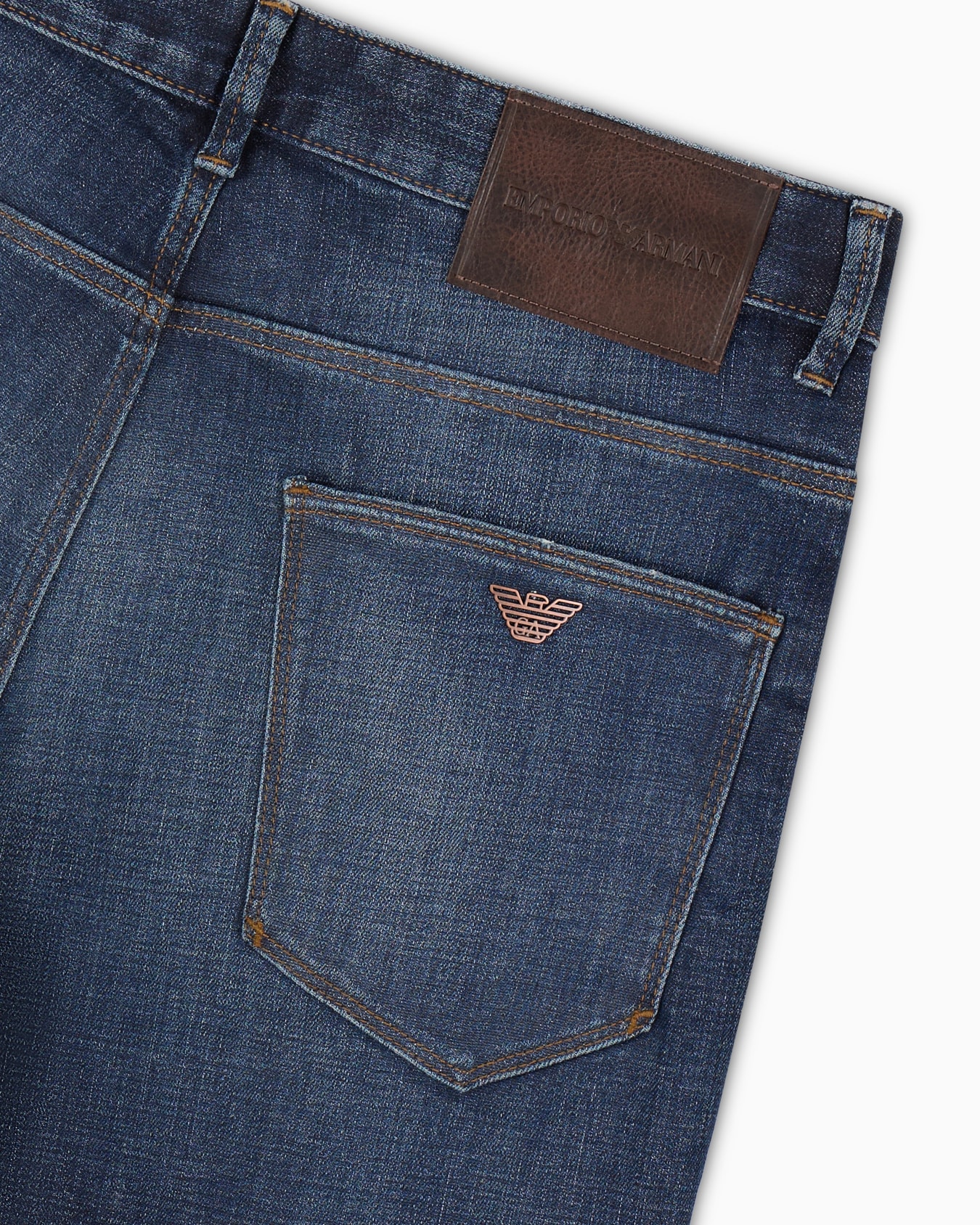 Vaqueros J06 slim fit en denim elástico con lavado a la piedra y roturas Diapositiva 5