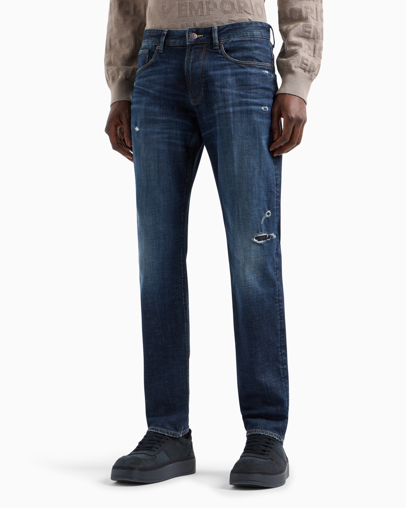 Vaqueros J06 slim fit en denim elástico con lavado a la piedra y roturas Diapositiva 1