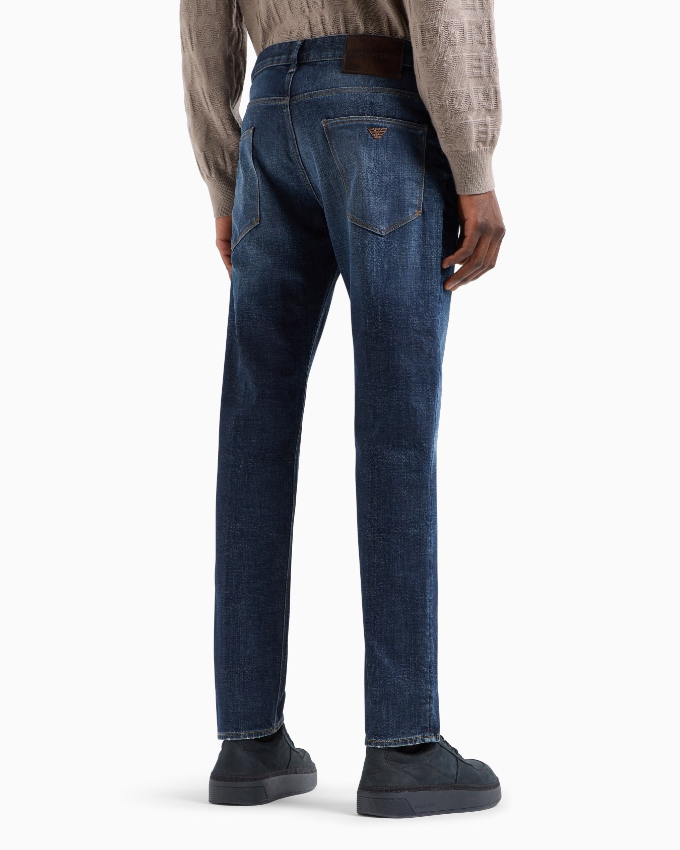 Vaqueros J06 slim fit en denim elástico con lavado a la piedra y roturas Diapositiva 2