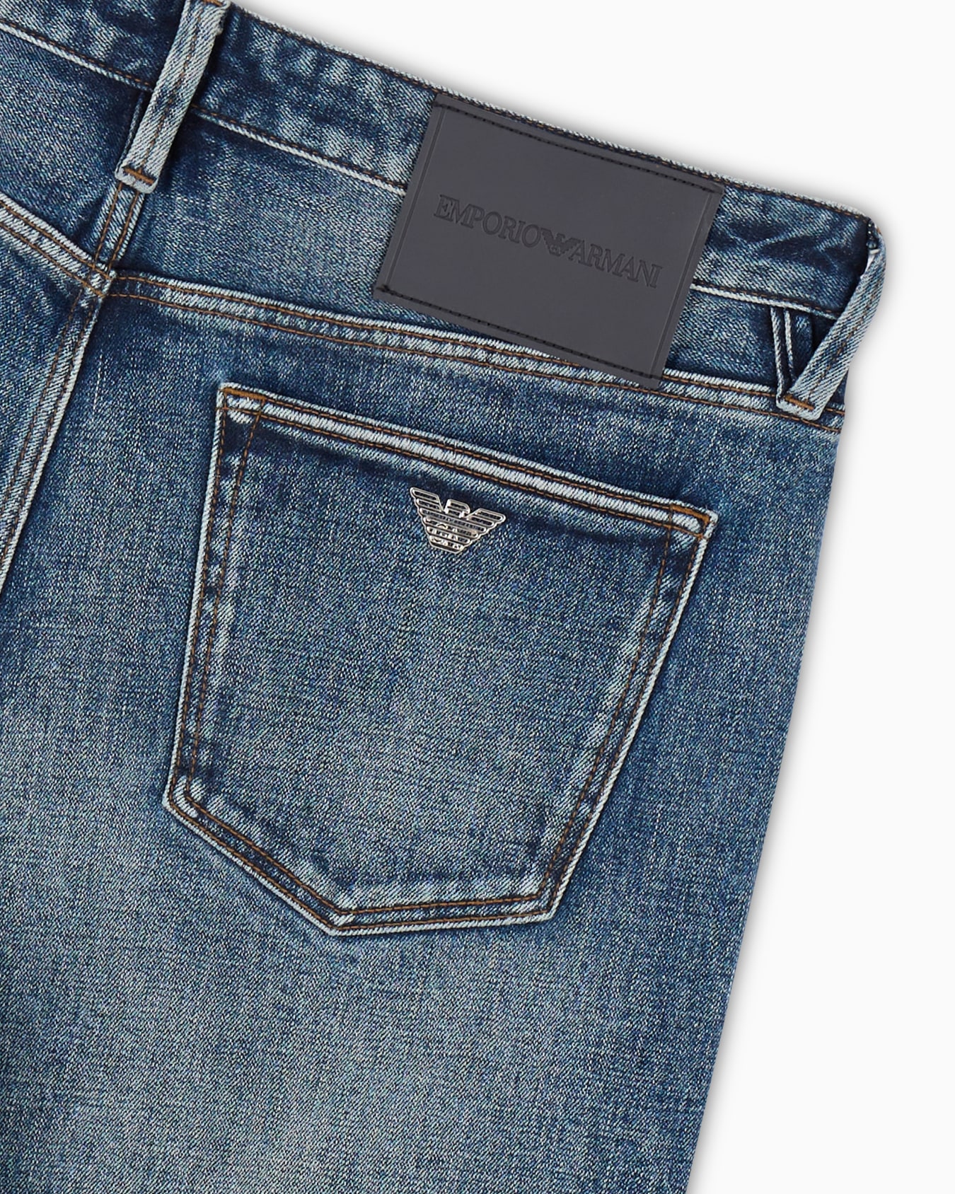 J75 Slim-fit, stone-washed denim jeans with whisker lines Diapositiva 5