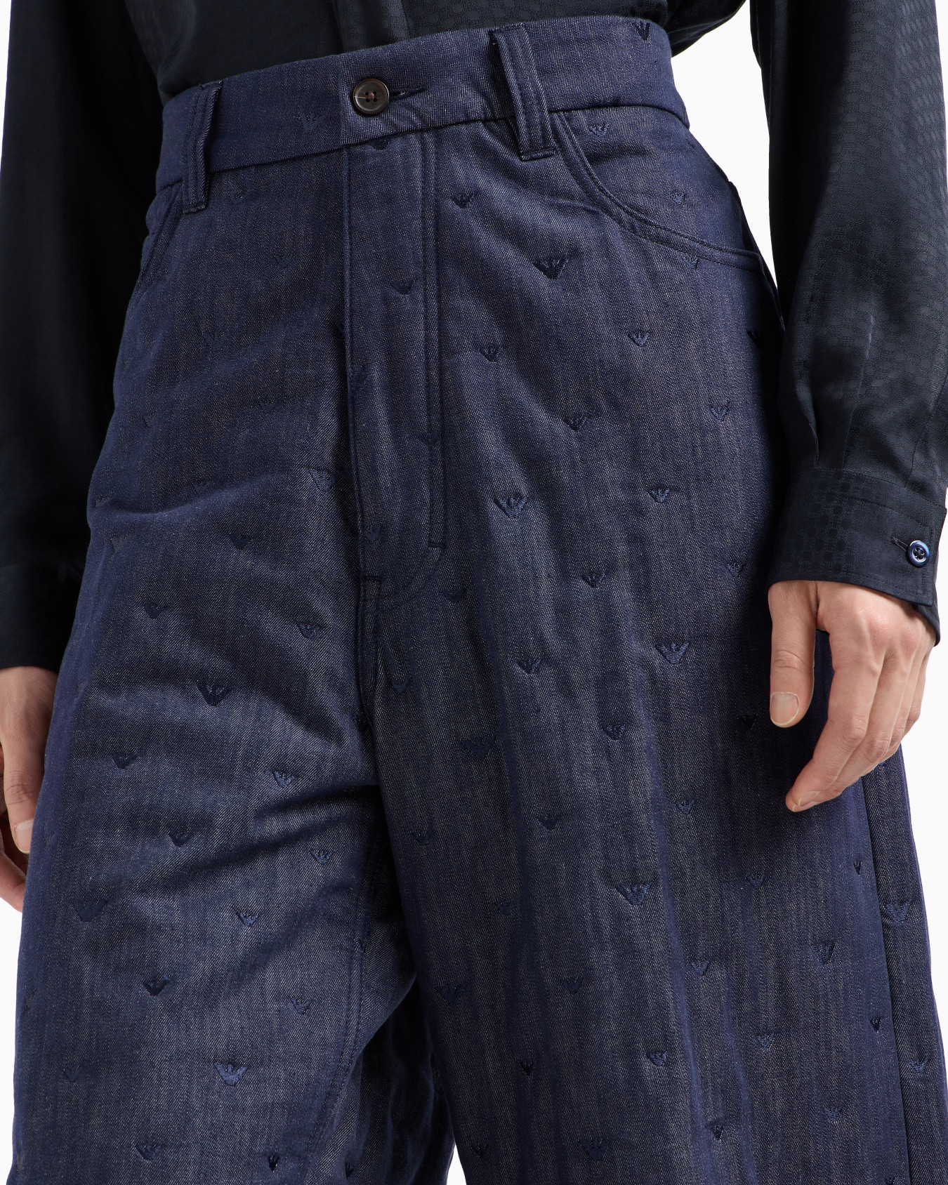 Jean en denim avec broderie micro aigle all over Diapositive 4